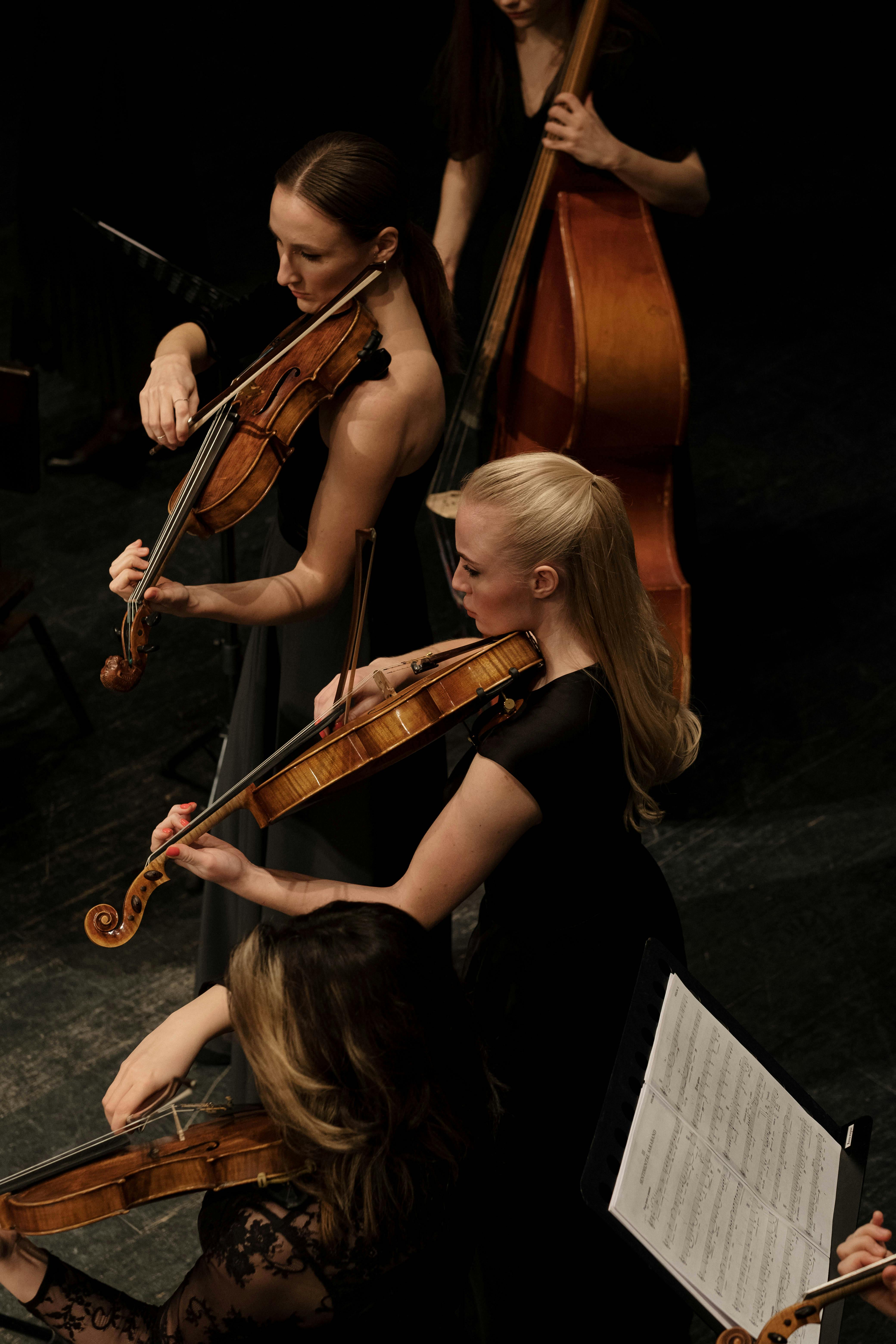 Noies tocant en una orquestra. Font: Pexels - Cottombro Studio