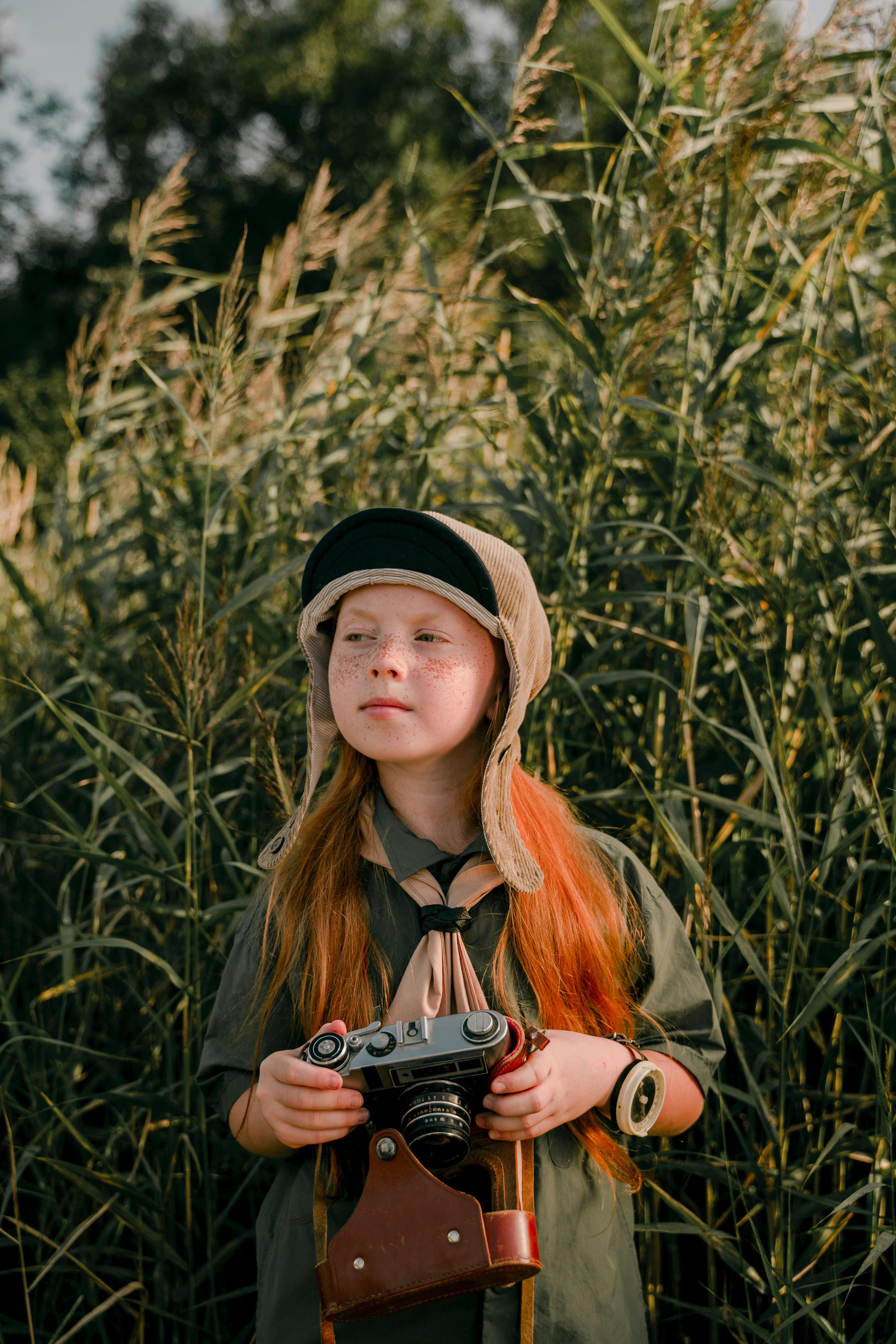 Nena fent una foto amb foulard. Font: Pexels - cottonbro studio