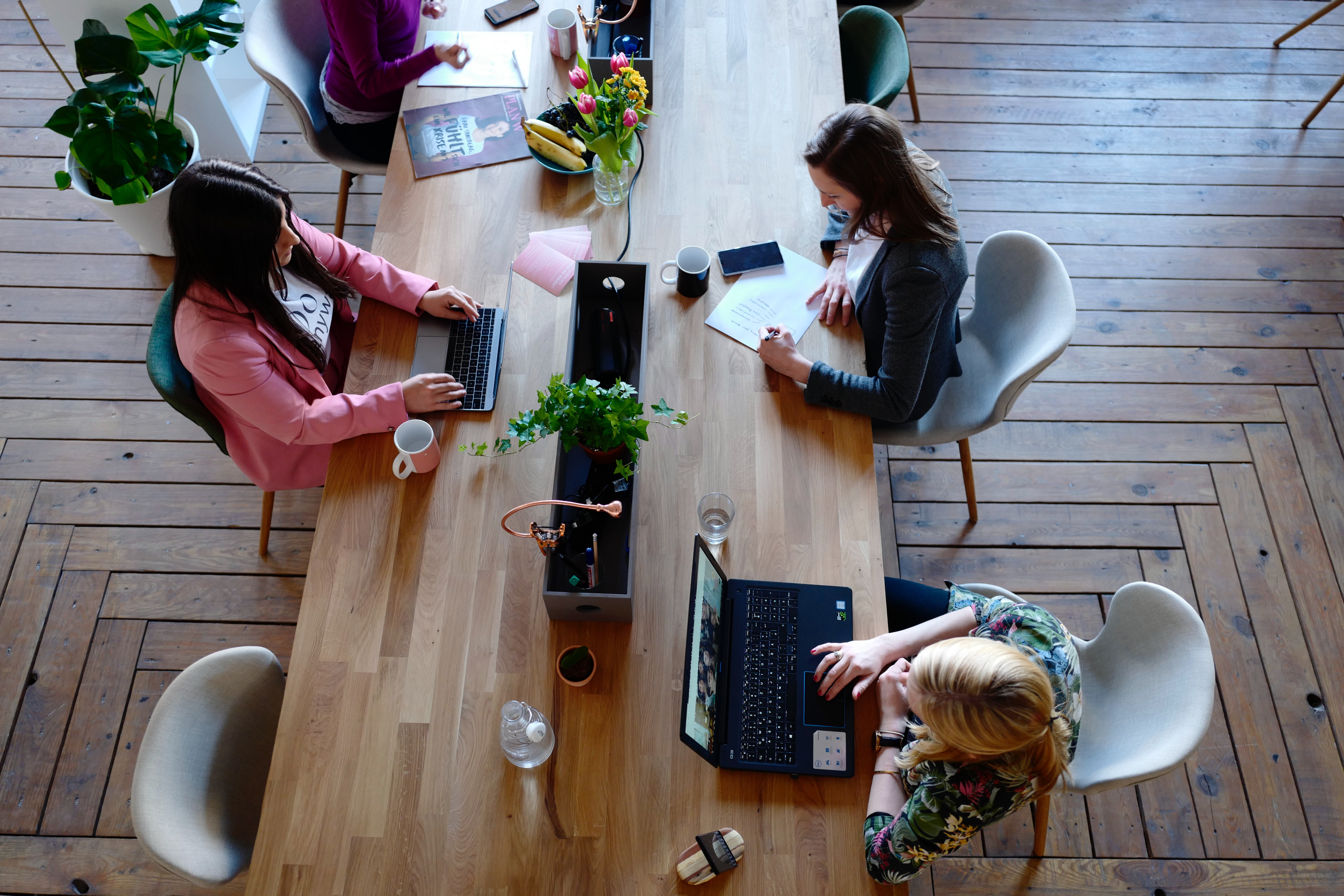 Noies treballant en una taula. Font: Pexels - CoWomen