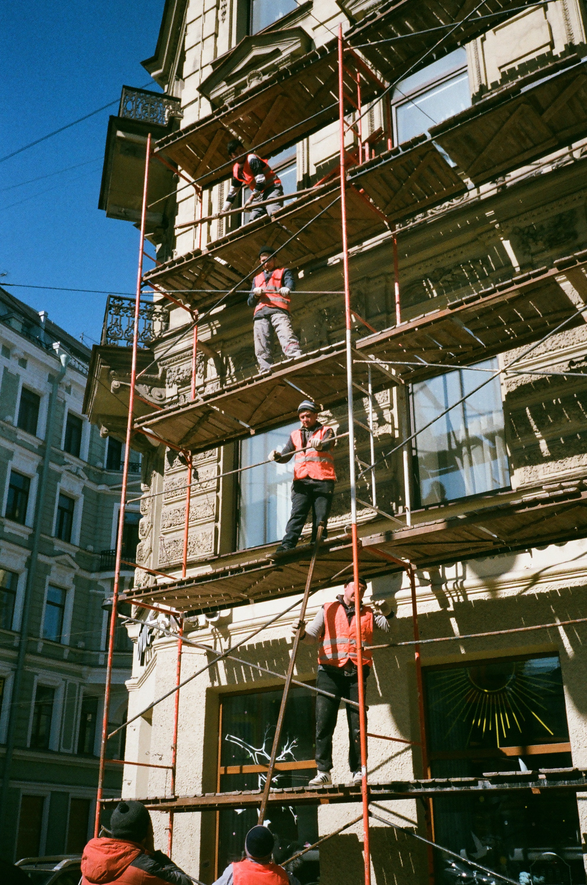 Persones treballadores arreglant una façana. Font: Pexels - Darya Sannikova