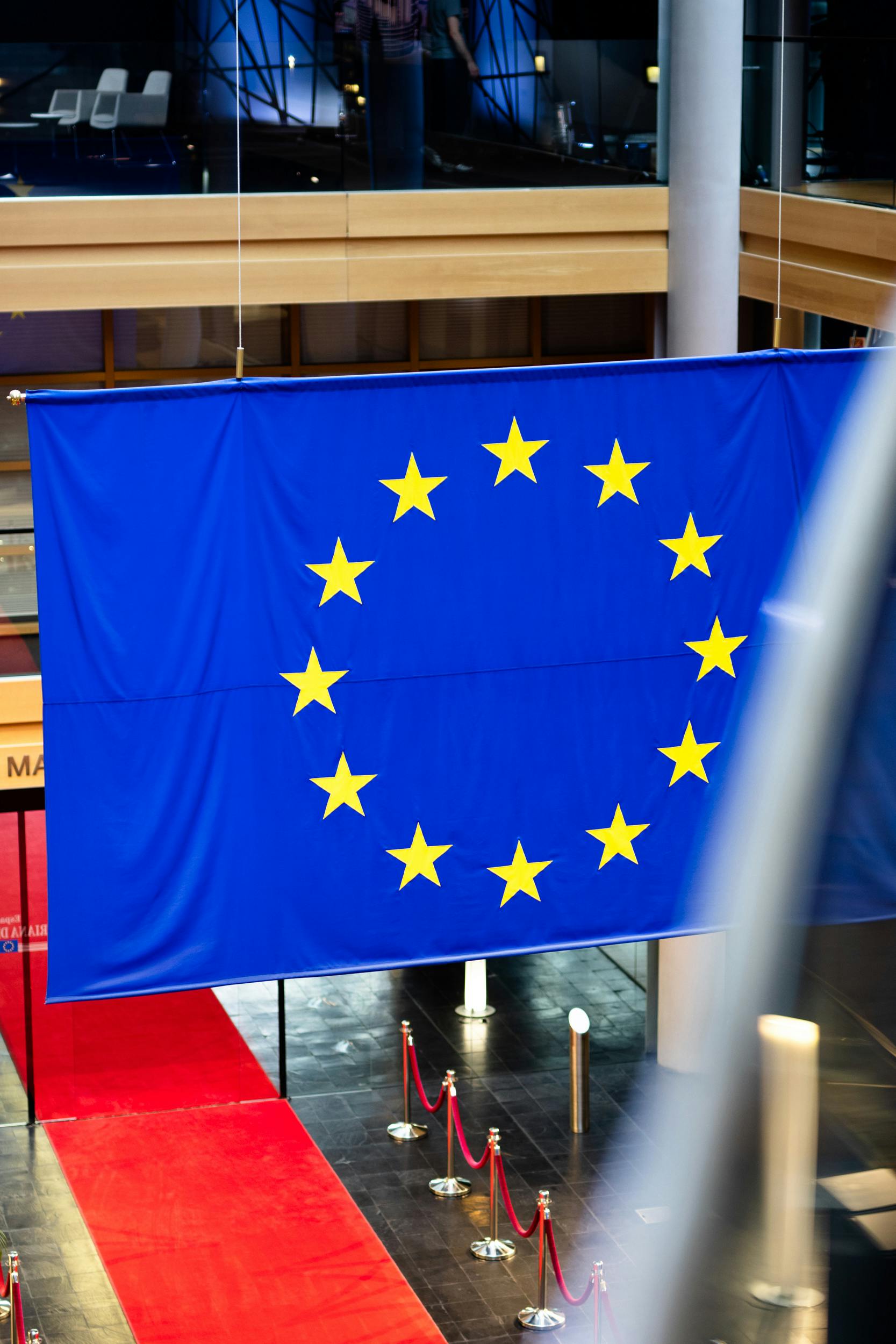Bandera de la Comissió Europea dins d'un edifici. Font: Pexels - Dušan Cvetanović