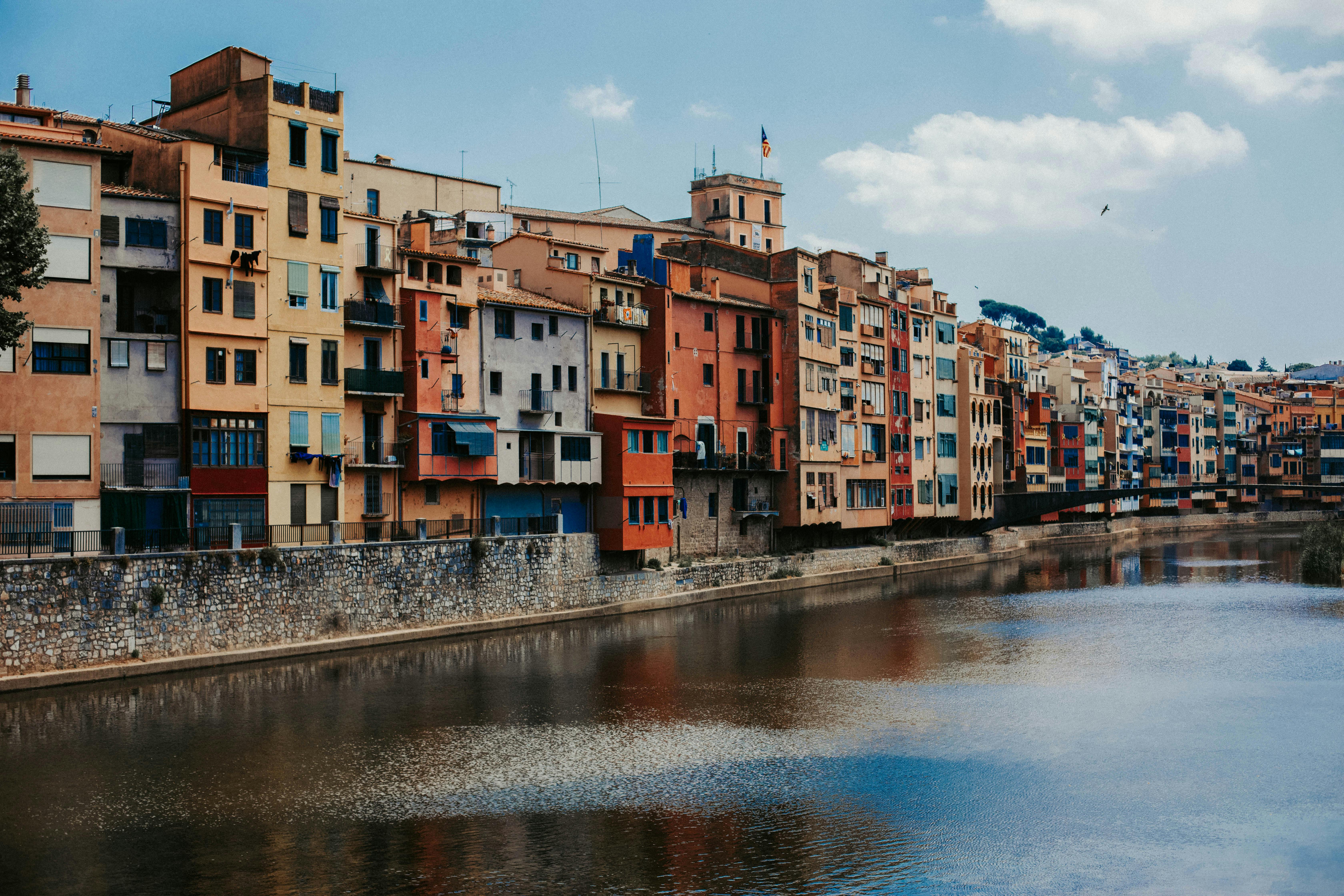 Ciutat de Girona, cases i riu. Font: Pexels - Evgeniya Kuzmina