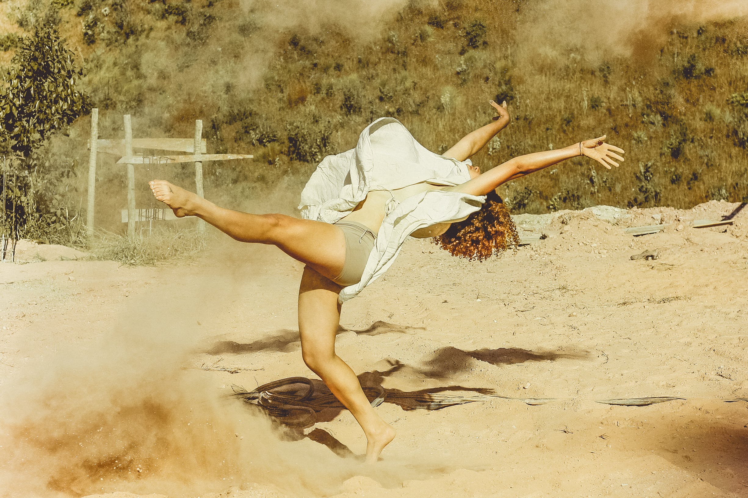 Noia ballant en un descampat. Font: Pexels - Gabriel Augusto