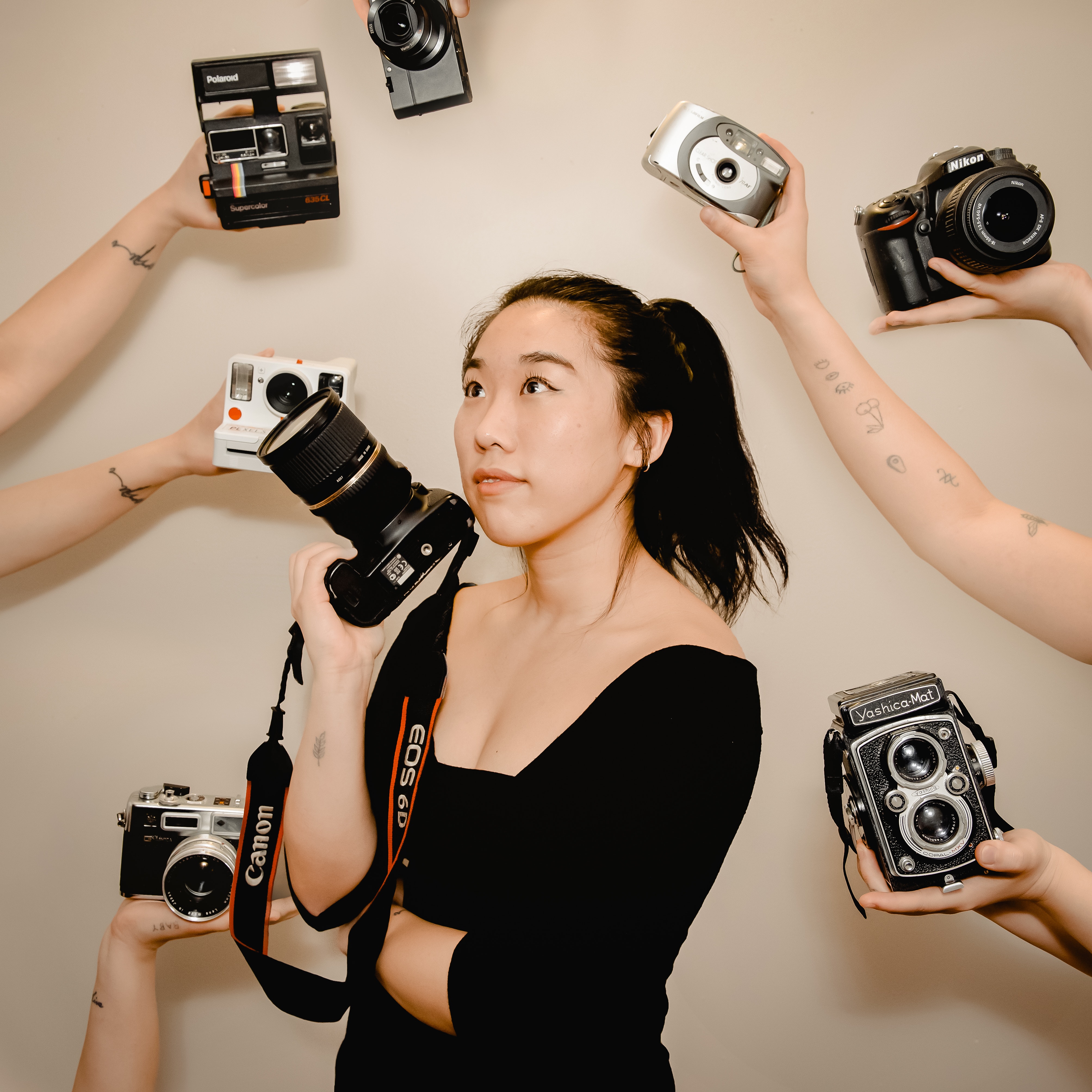 Noia envoltada de càmeres de fotografia. Font: Pexels - Harrison Haines
