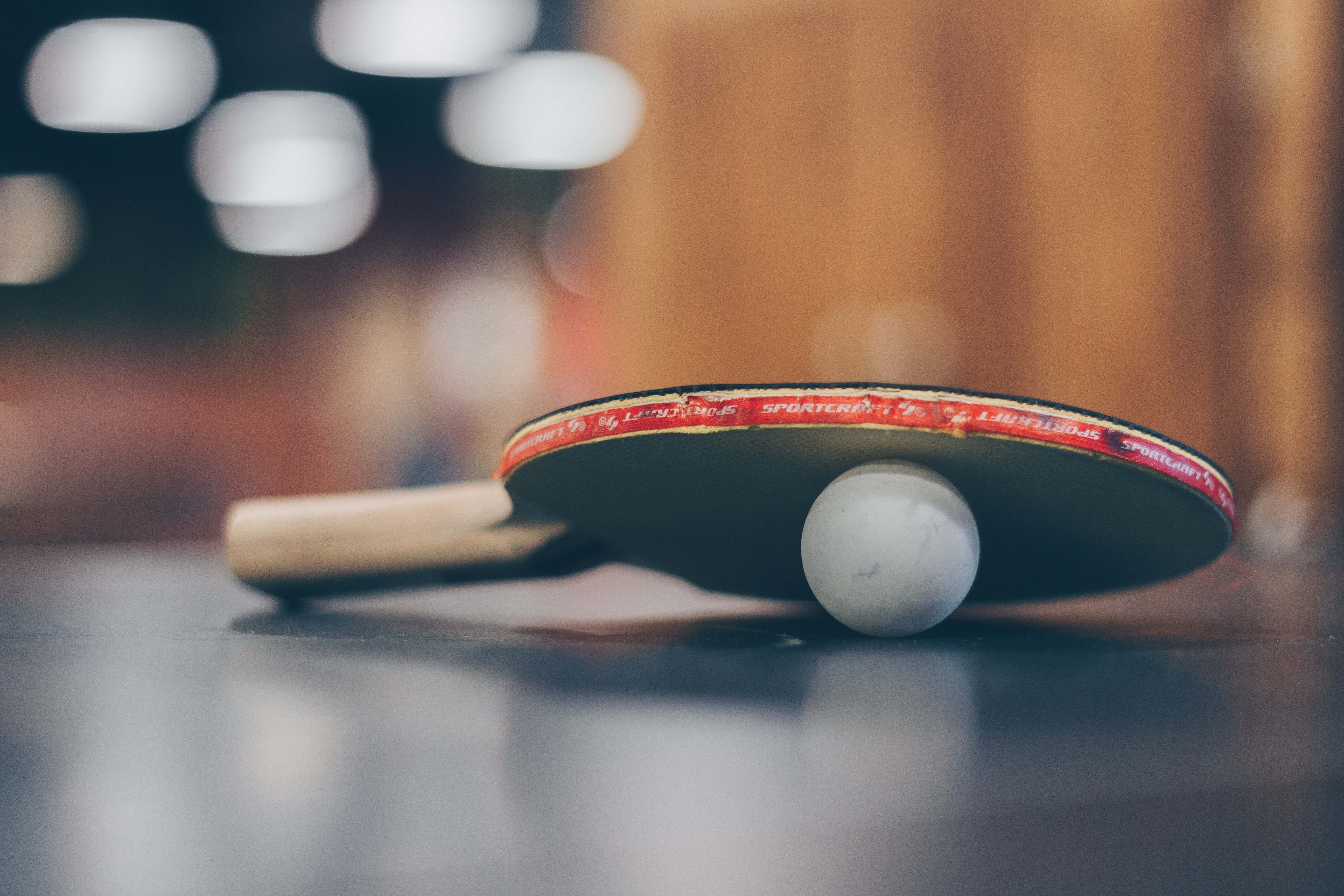 Raqueta i pilota de ping-pong. Font: Pexels - Josh Sorenson