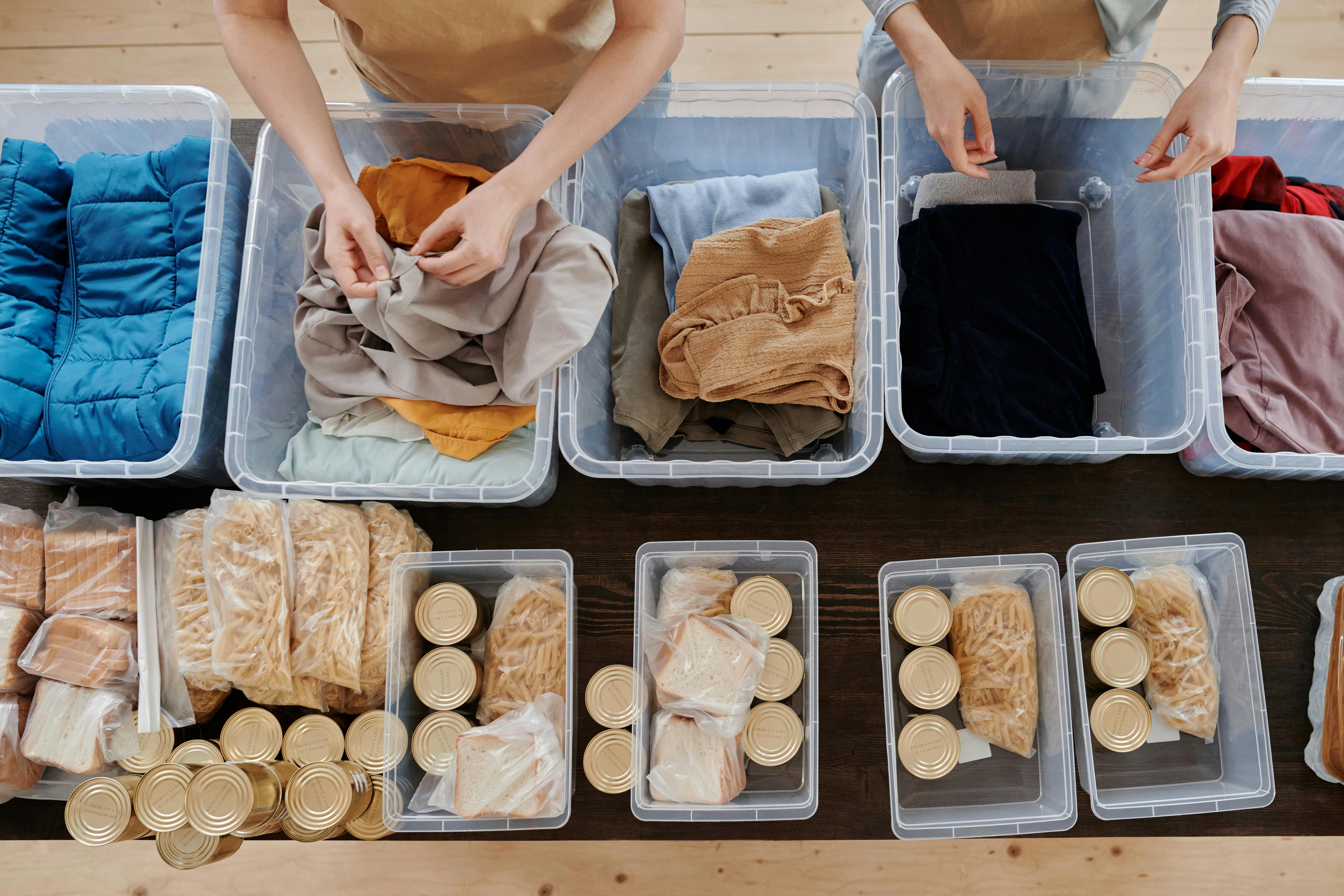 Persones classificant roba i menjar. Font: Pexels - Julia M Cameron