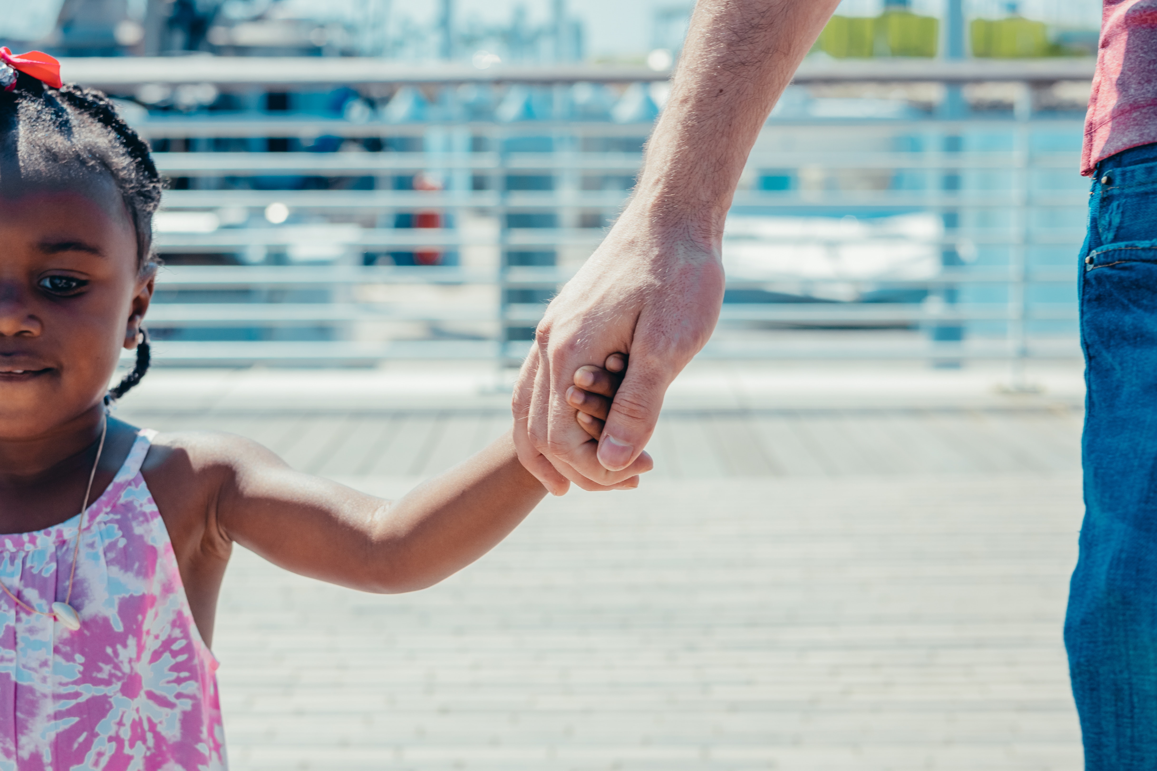 Un adult agafant la mà d'un infant. Font: Pexels - Kindel Media
