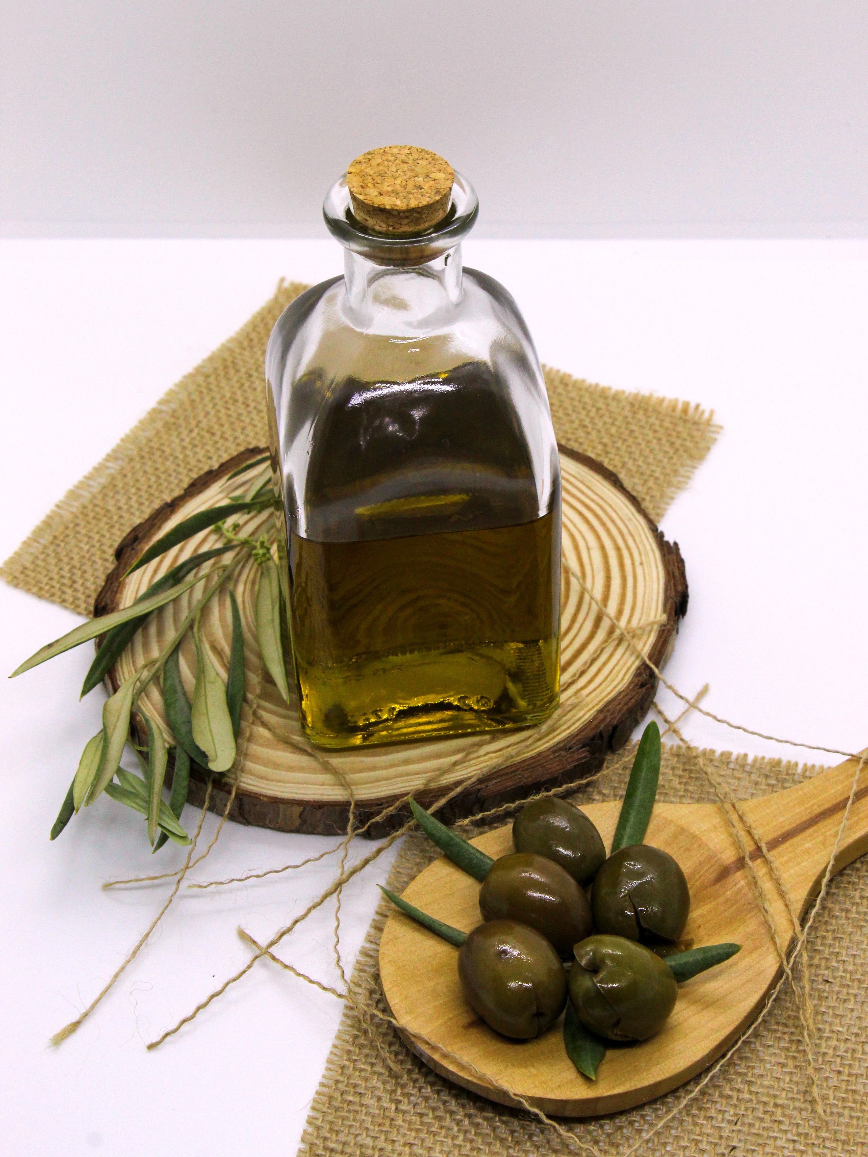 Ampolla d'oli i plat d'olives. Font: Pexels - Laura