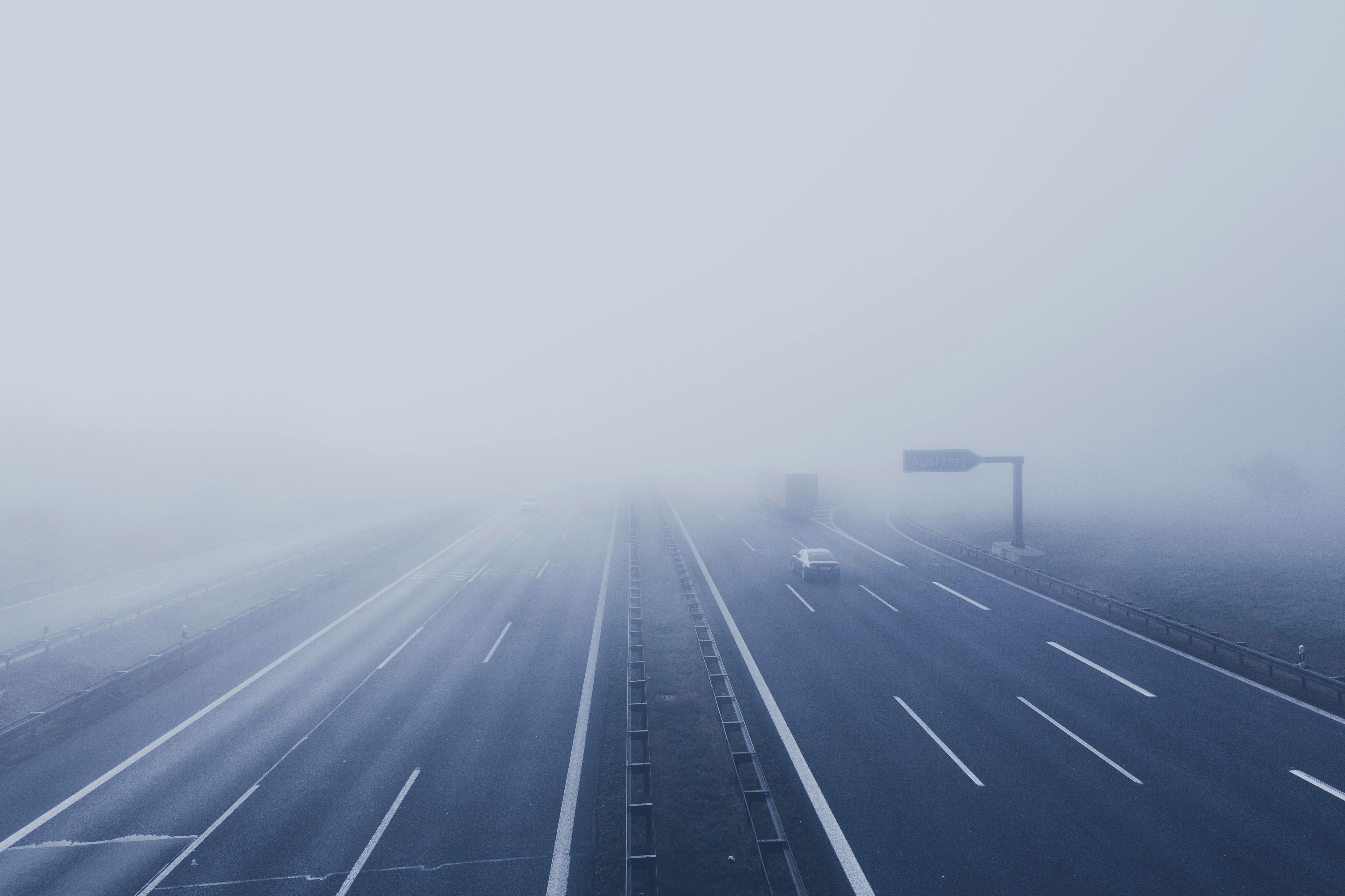 Autopista amb boira. Font: Pexels - Markus Spiske