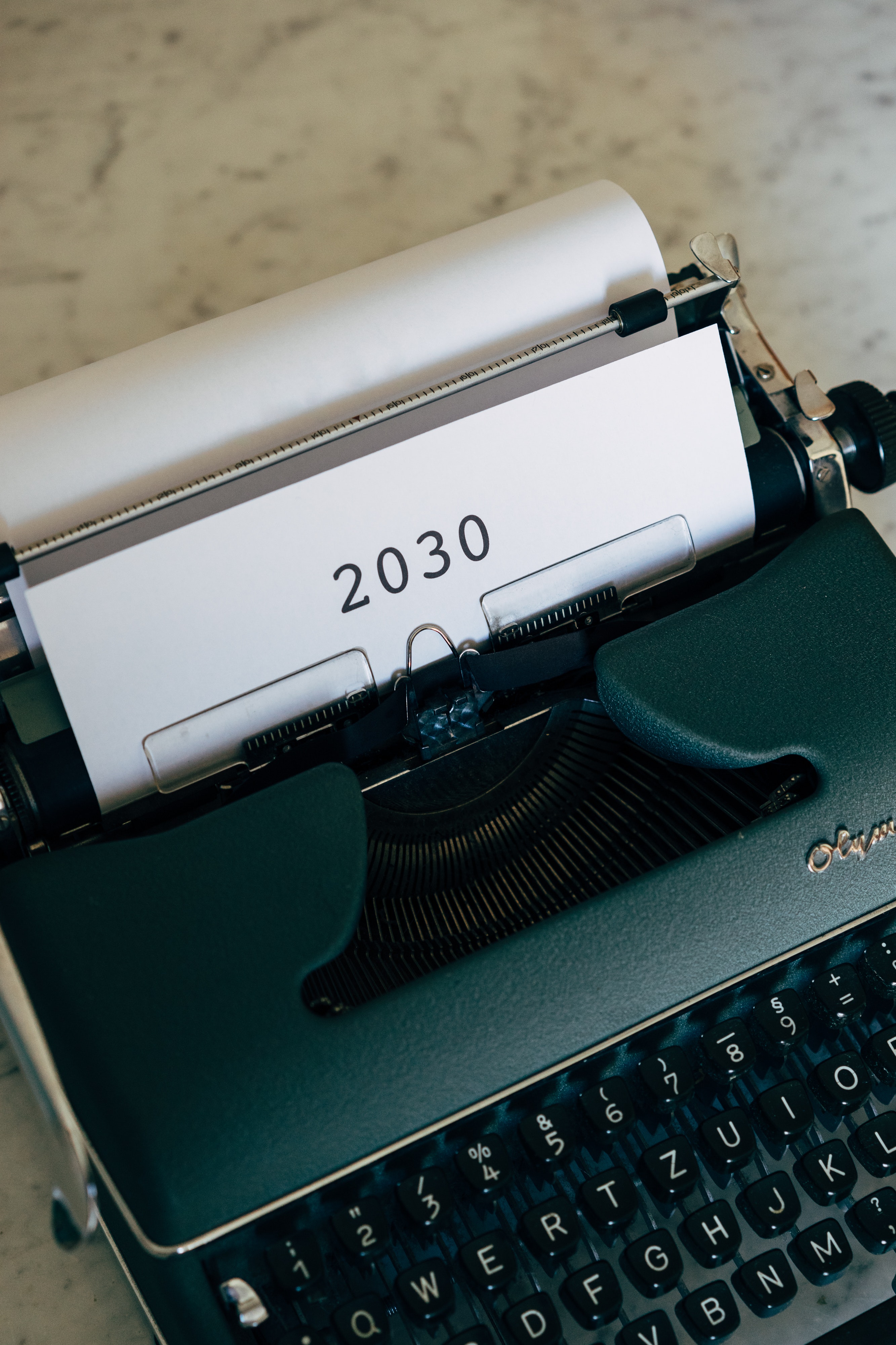 Màquina d'escriure amb un full on posa 2030. Font: Pexels - Markus Winkler