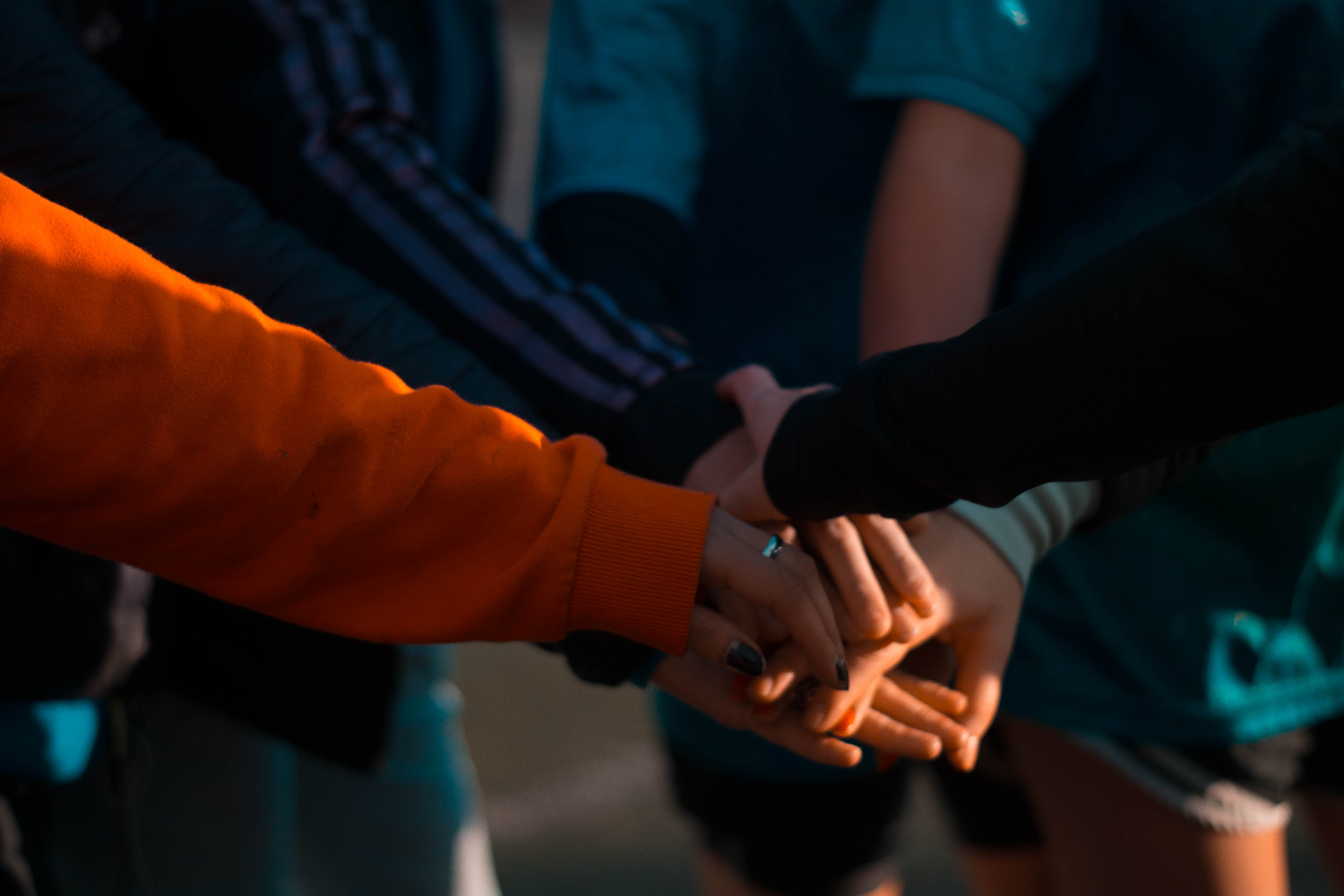 Gent juntant les mans. Font: Pexels - Mica Asato
