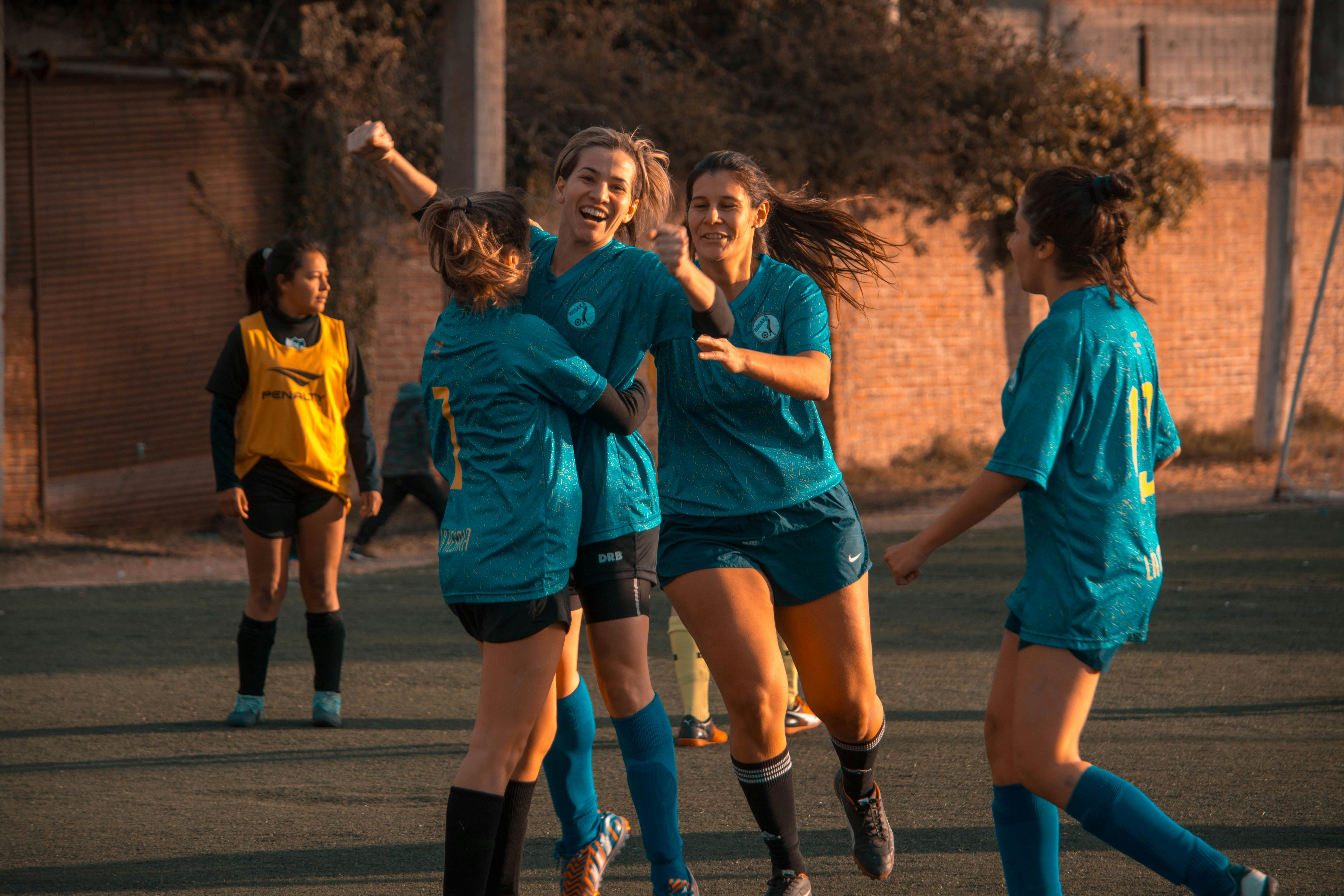 Equip femení jugant a futbol. Font: Pexels - Mica Asato