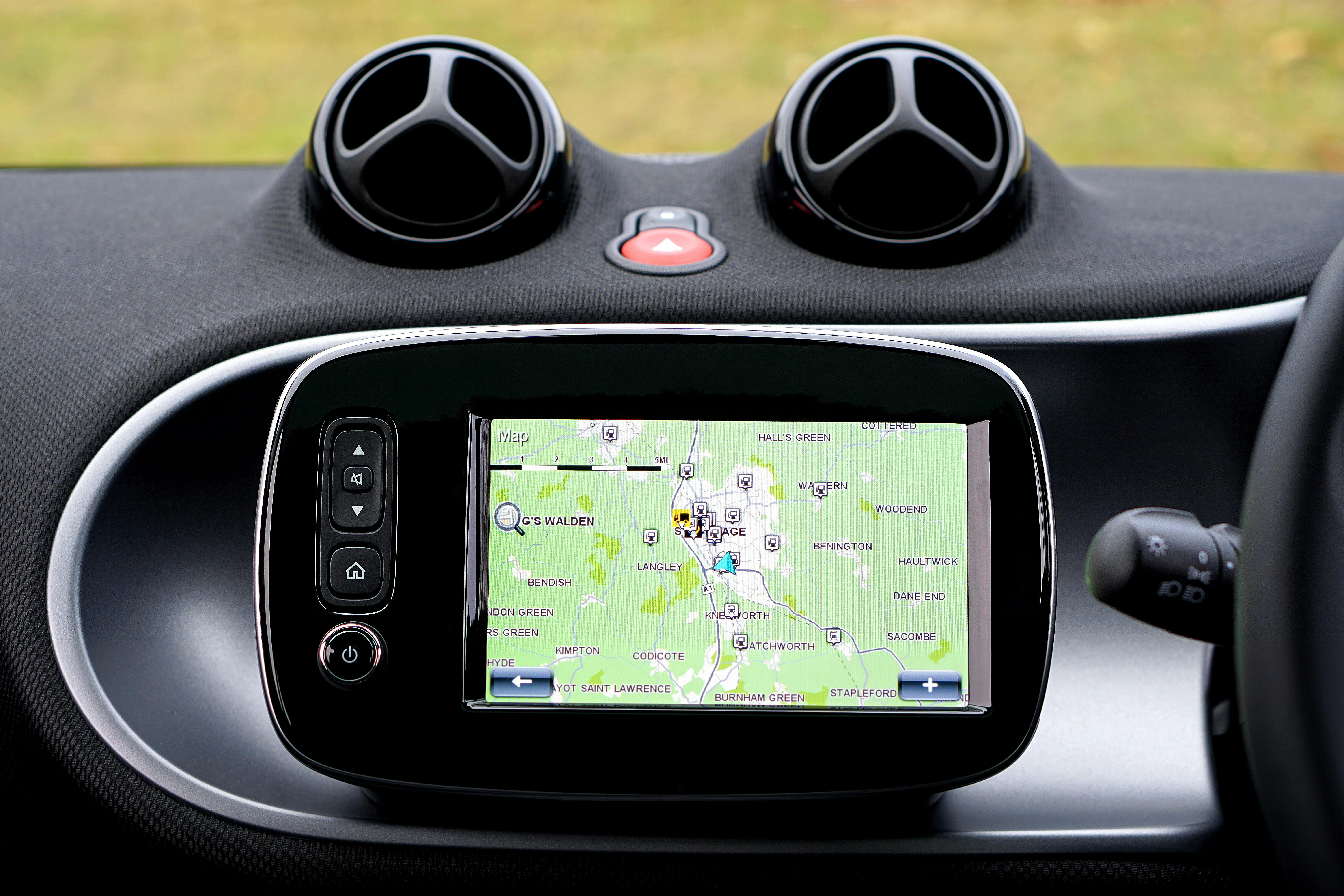 GPS en un cotxe. Font: Pexels - Mike Bird