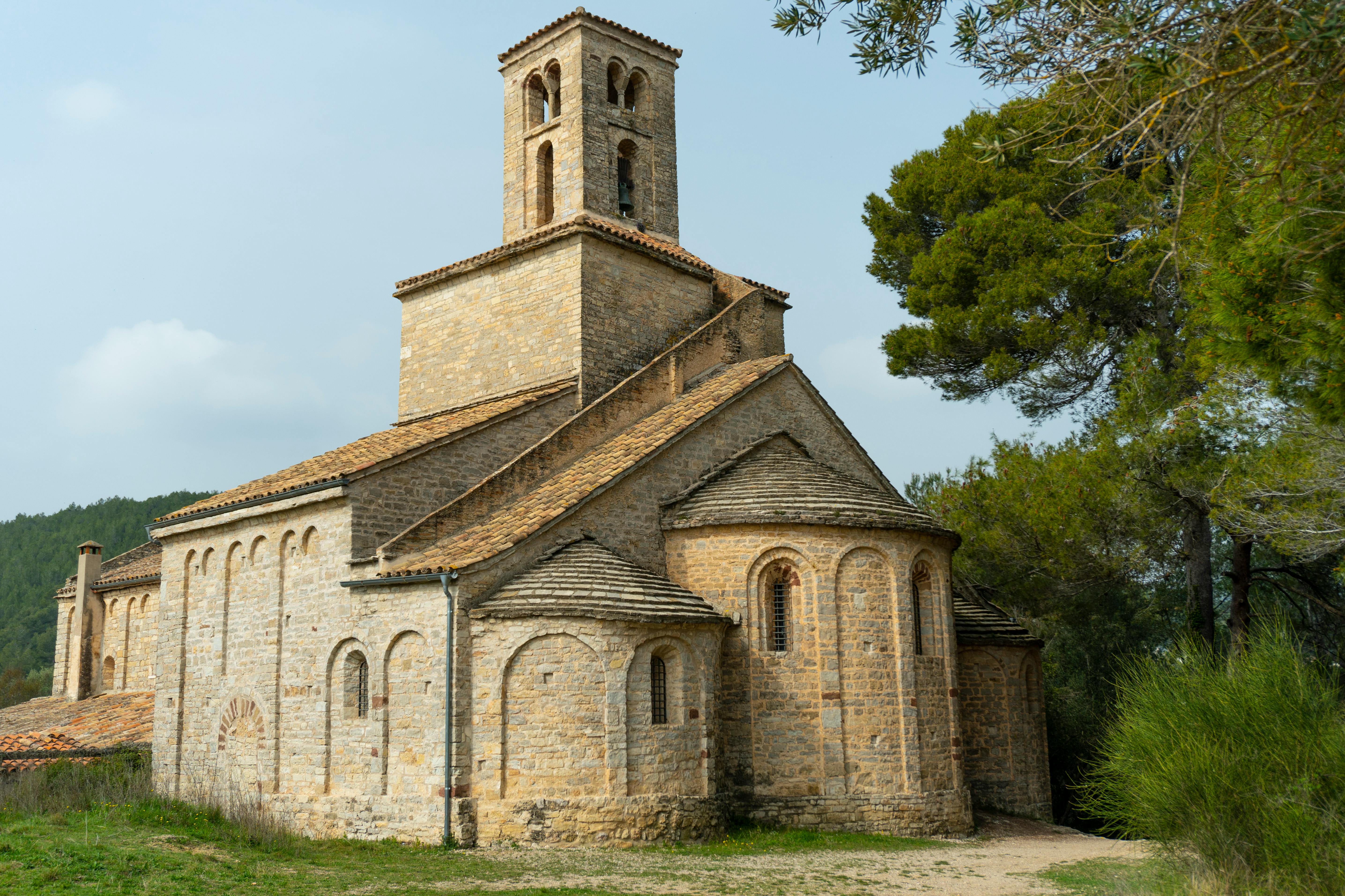 Església romànica de Sant Ponç a Corbera de Llobregat. Font: Pexels - Oscar Ruiz