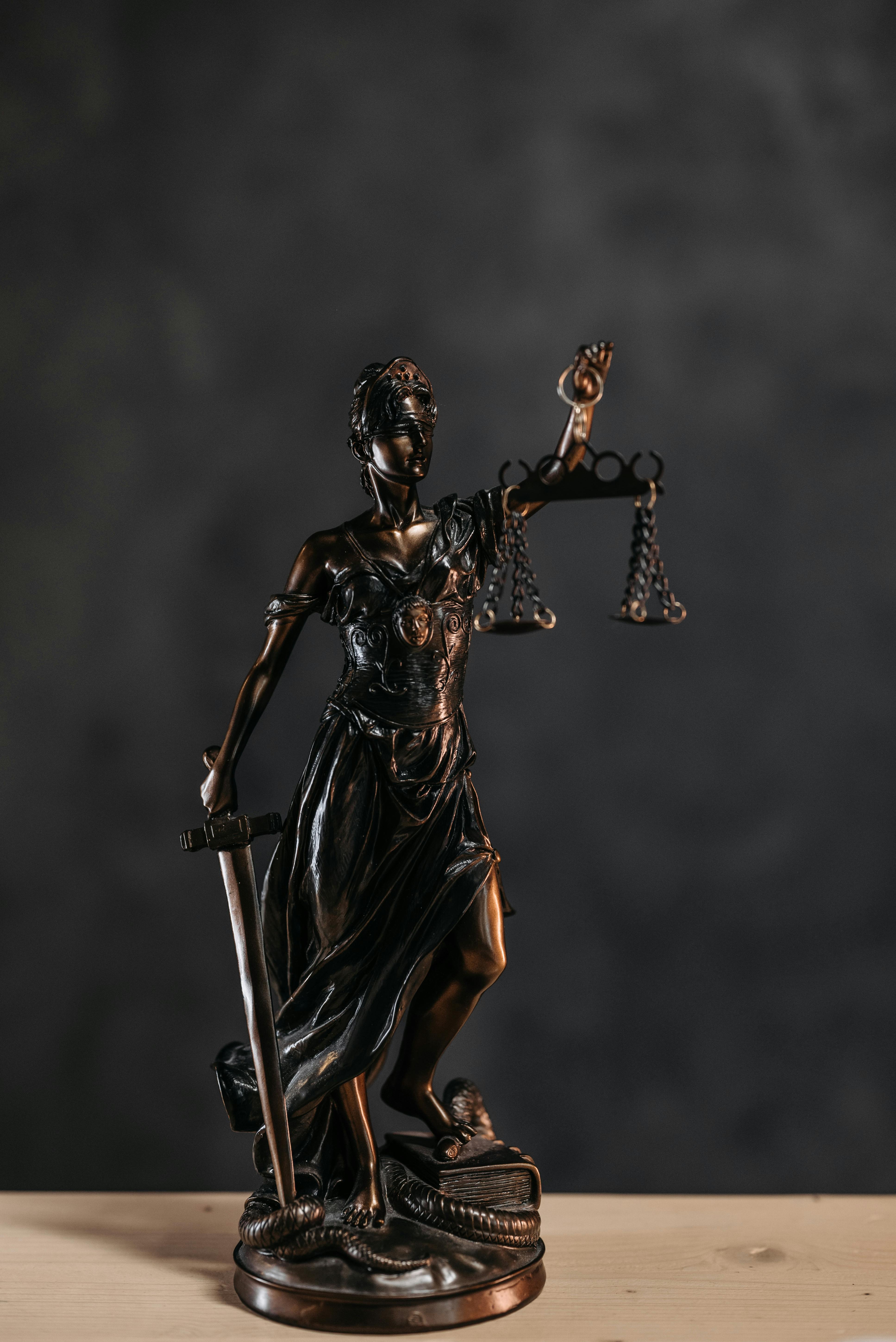 Escultura de la justícia. Font: Pexels - Pavel Danilyuk 