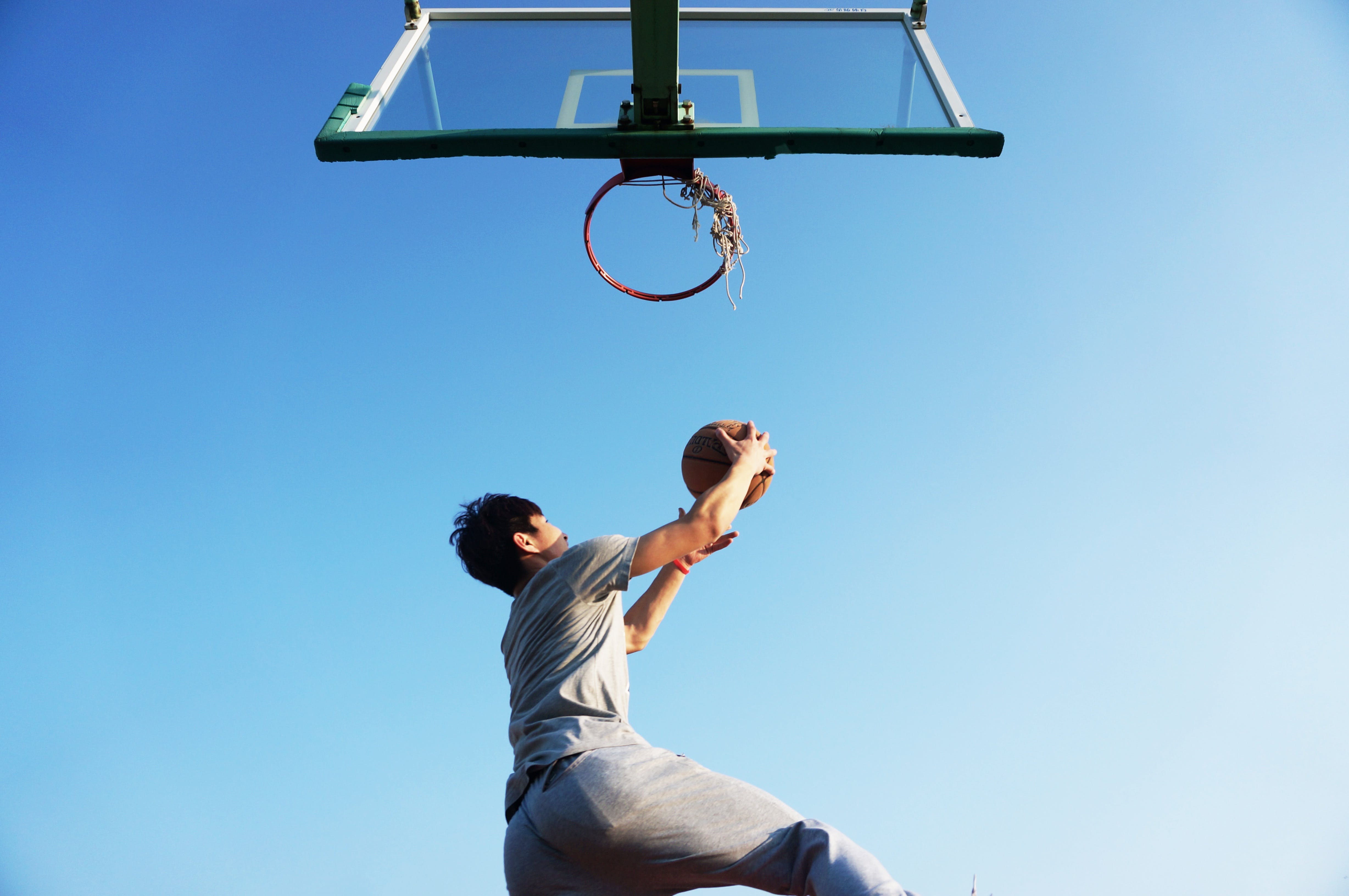 Noi encistellant en una anella de bàsquet. Font: Pixabay