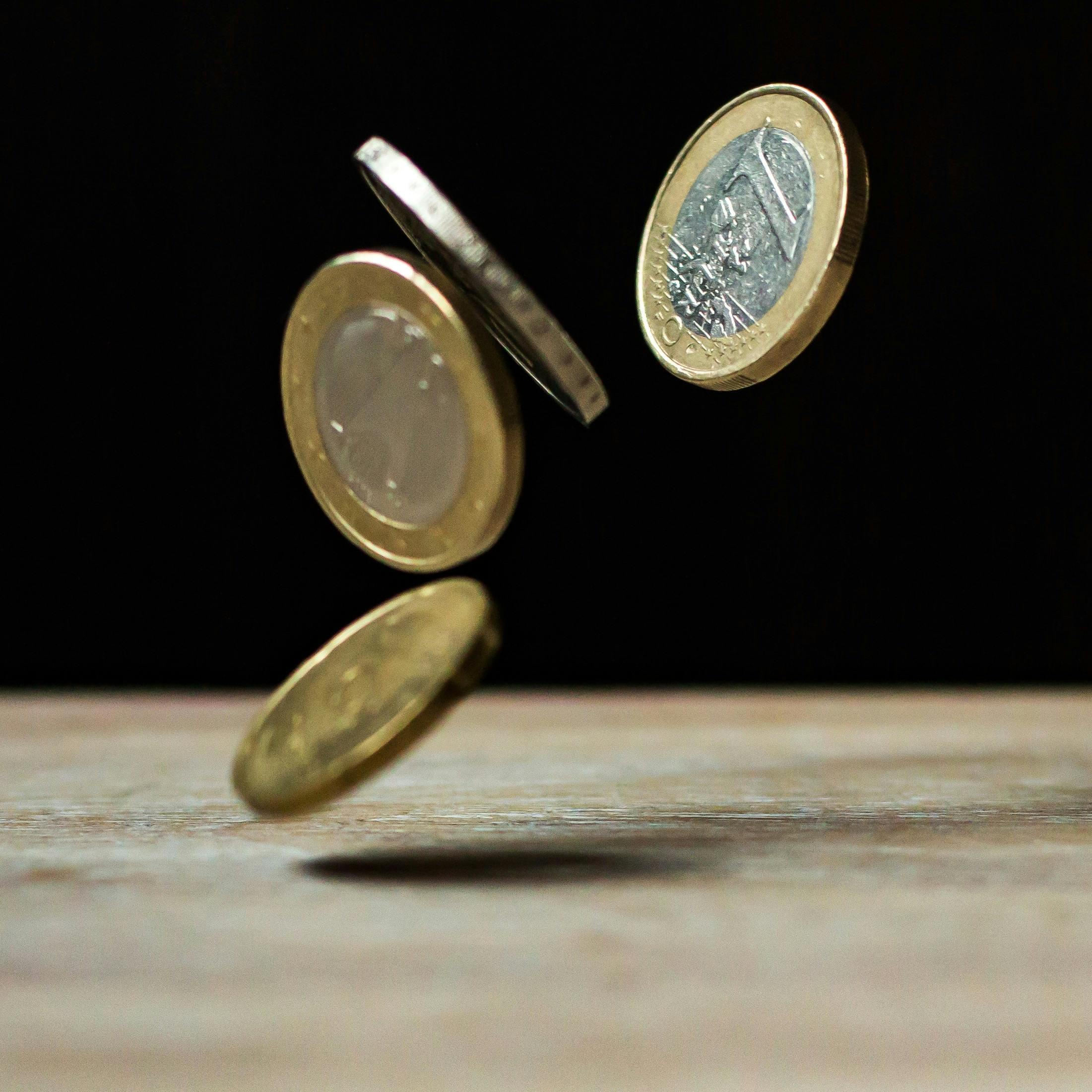 Monedes caient sobre una taula. Font: Pixabay