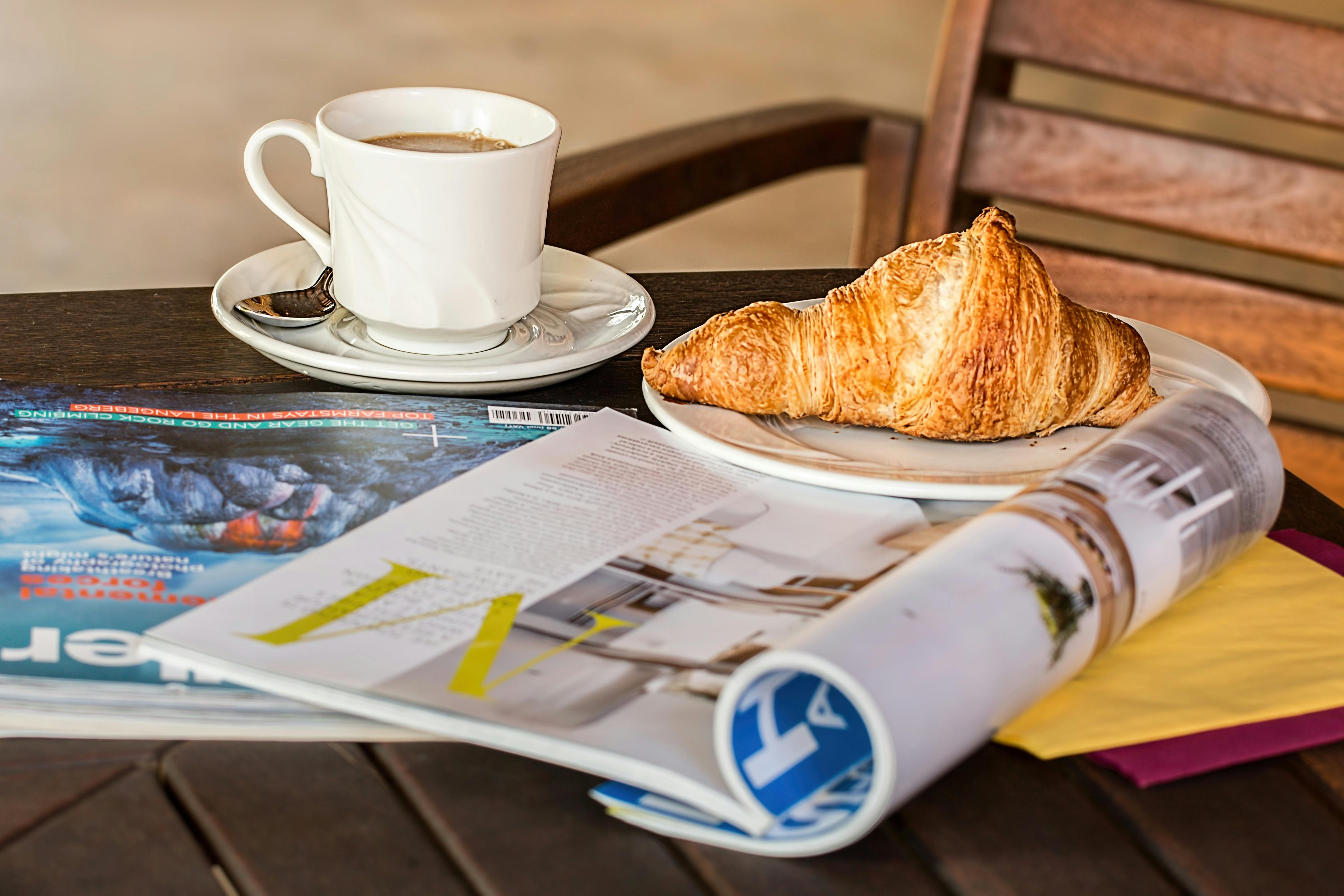 Esmorzar i revistes. Font: Pixabay