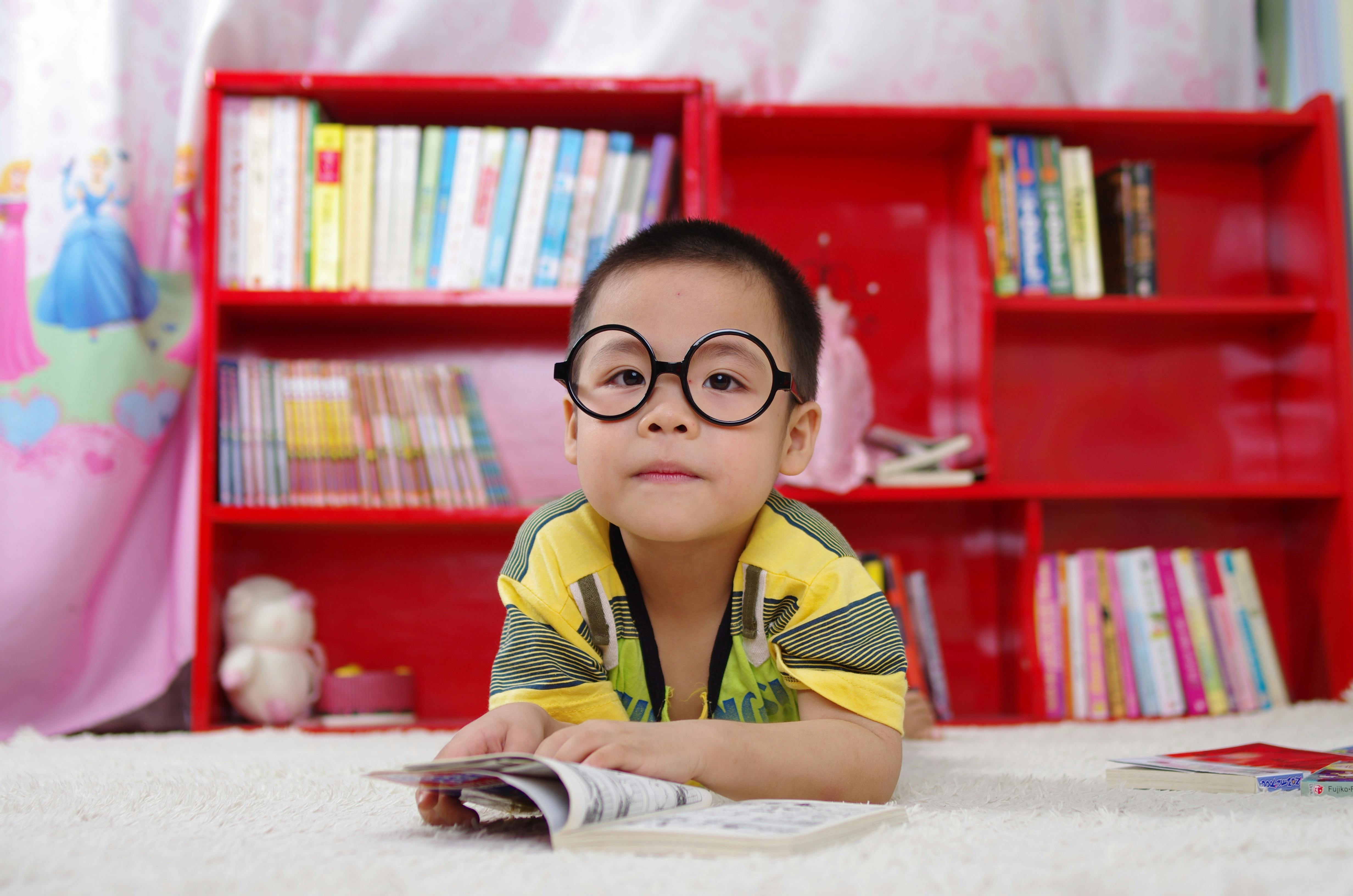Nen llegint un llibre. Font: Pexels - Pixabay 
