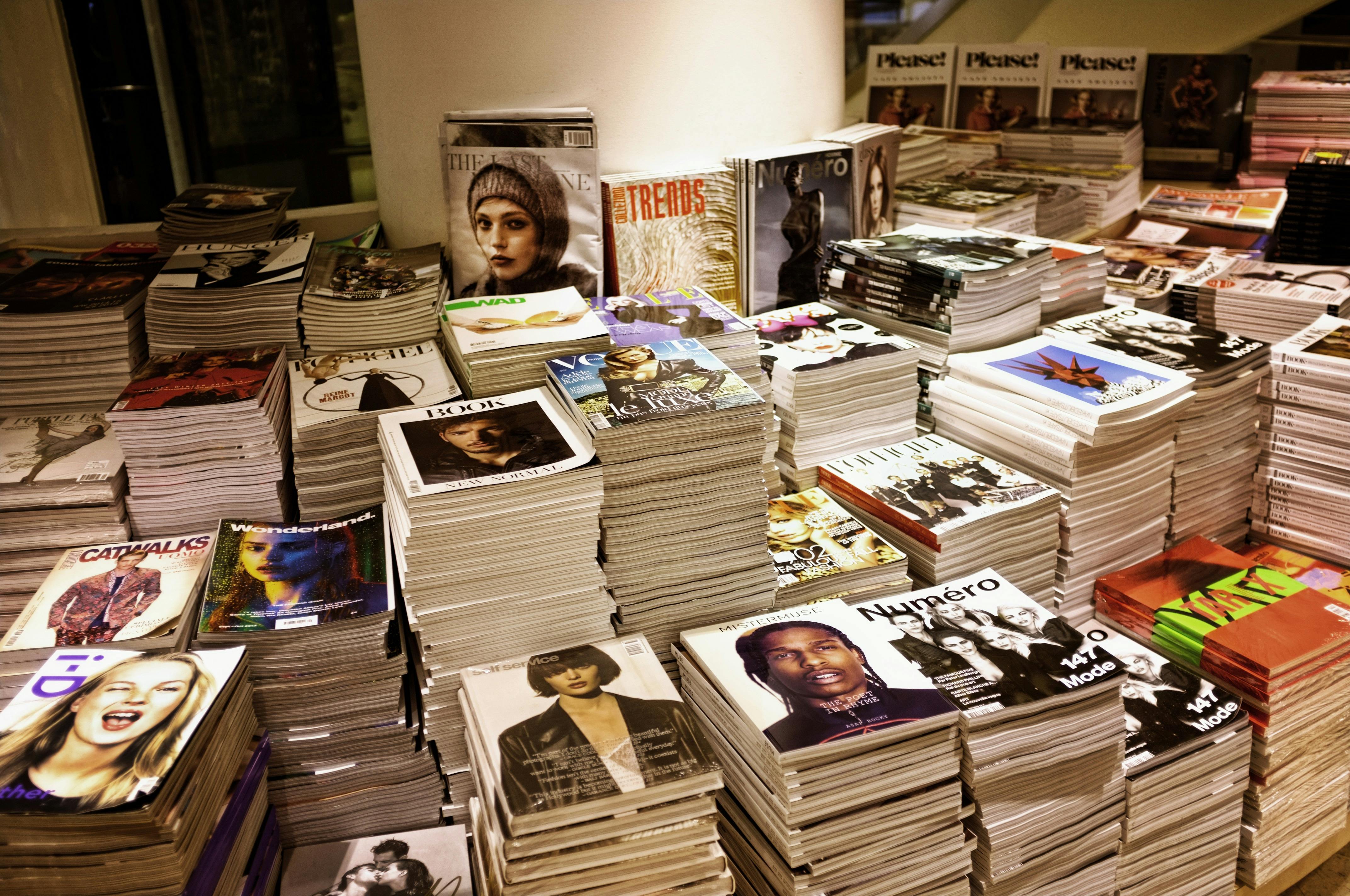Piles de revistes en una llibreria. Font: Pexels - Pixabay