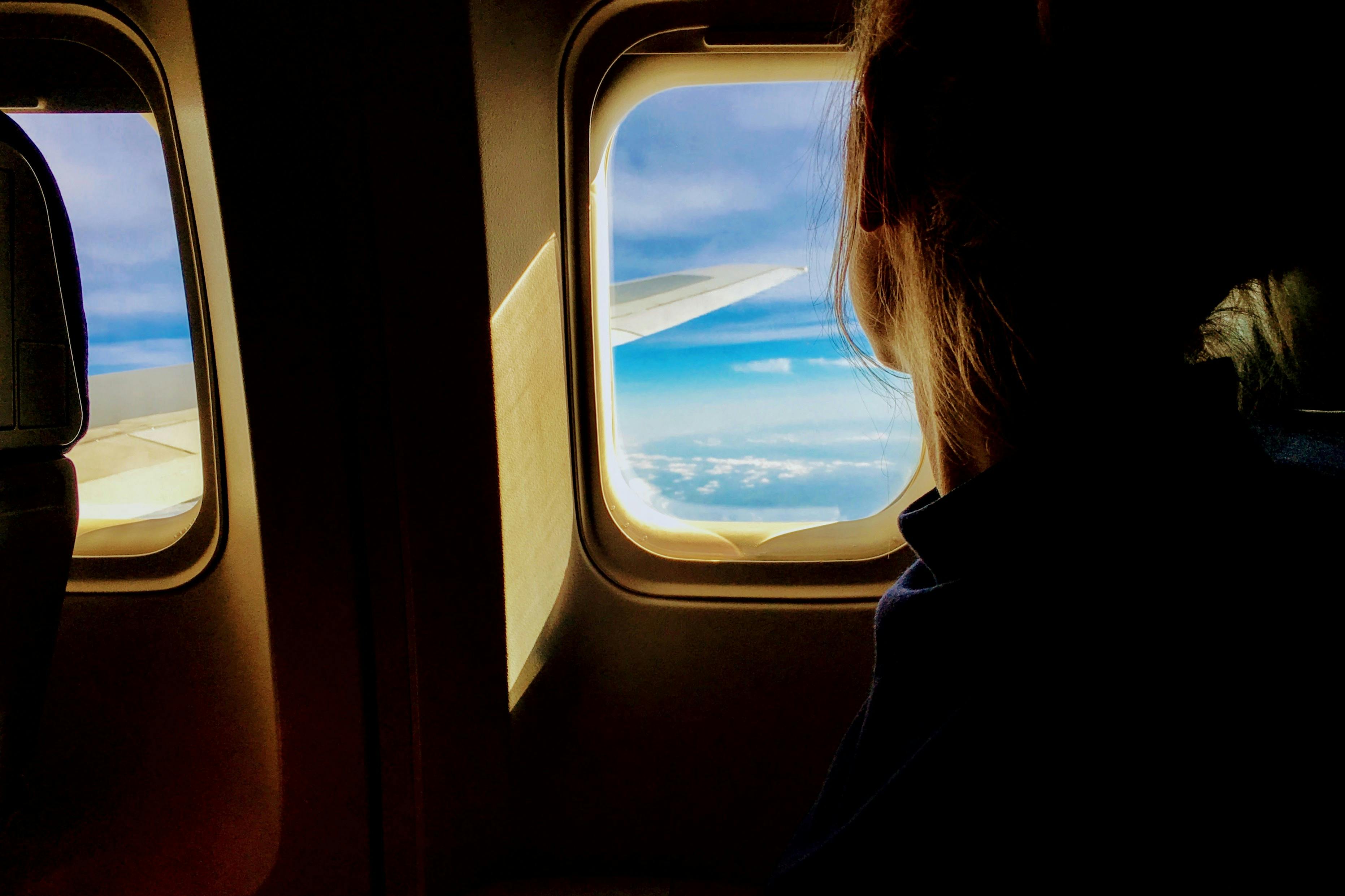 Persona mirant per la finestra d'un avió. Font: Pexels - Tim Gouw