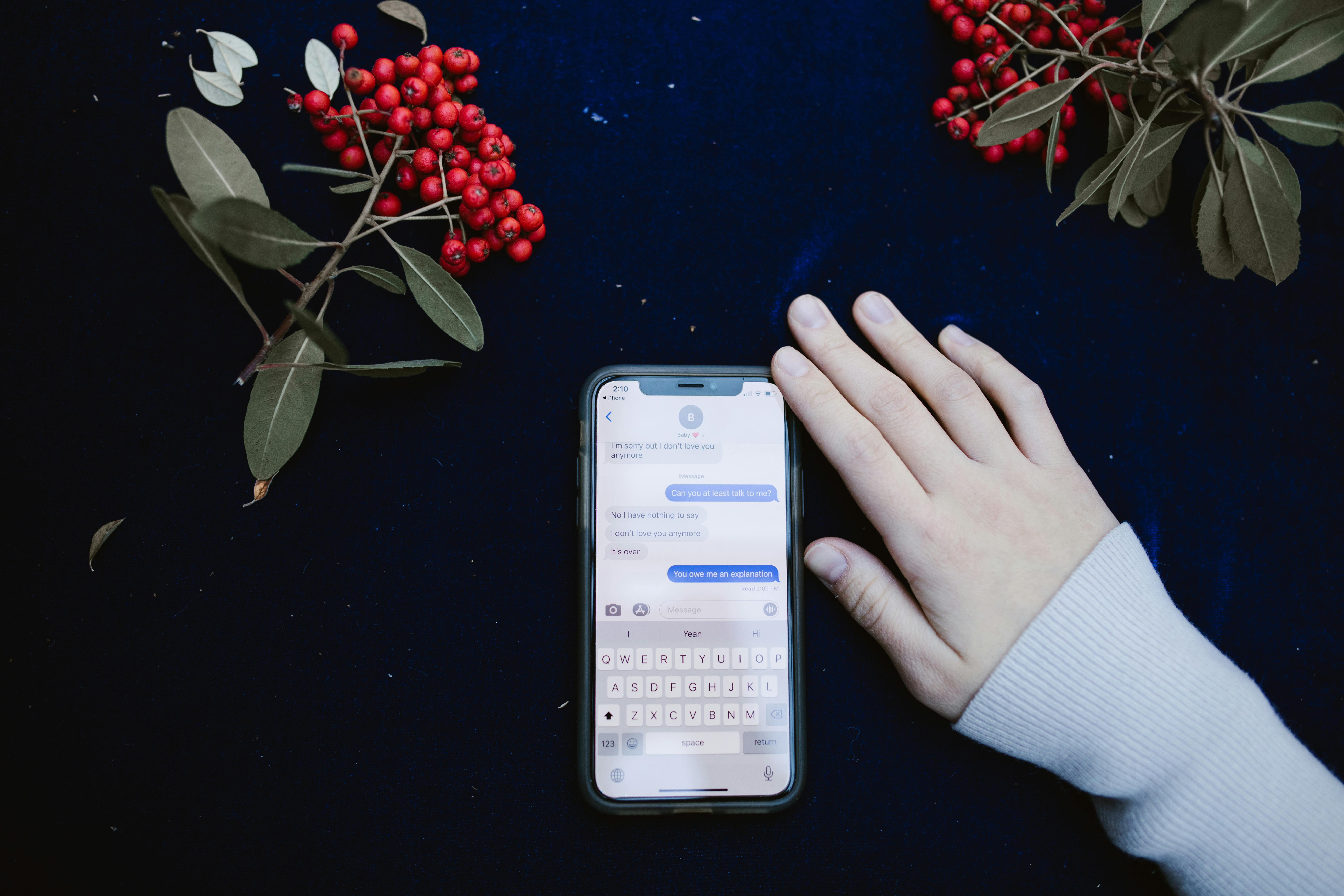 Mòbil amb missatges de text i una mà que l'agafa. Font: Pexels - RDNE Stock project