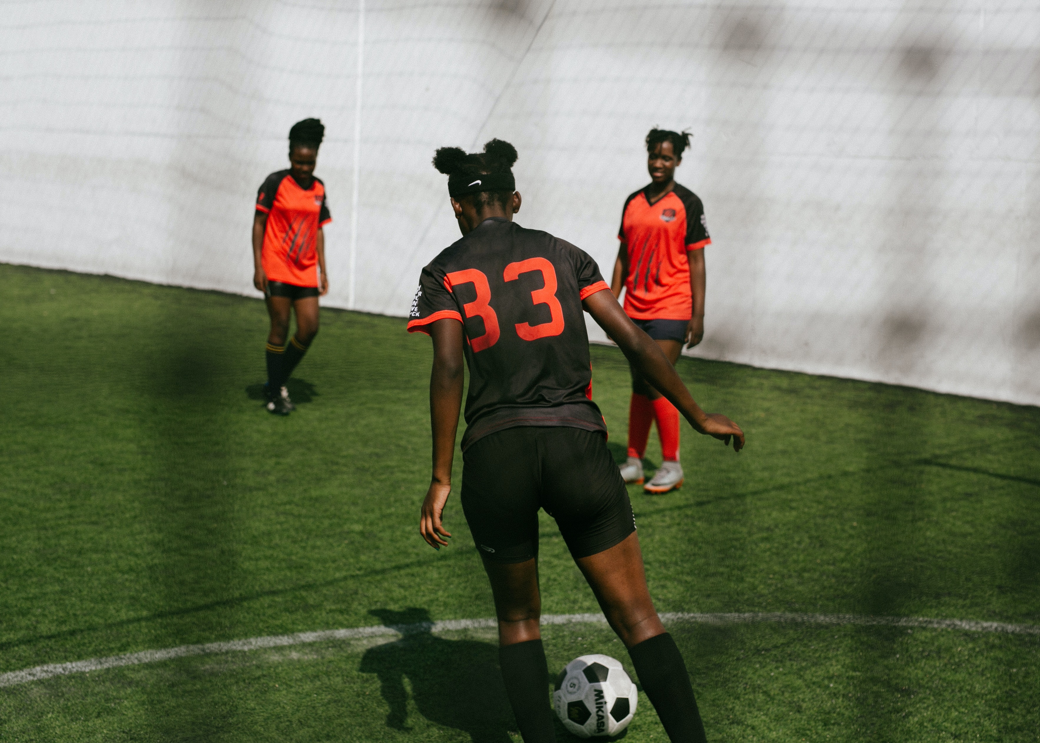 Noies entrenant a futbol. Font: Pexels - RF._.studi