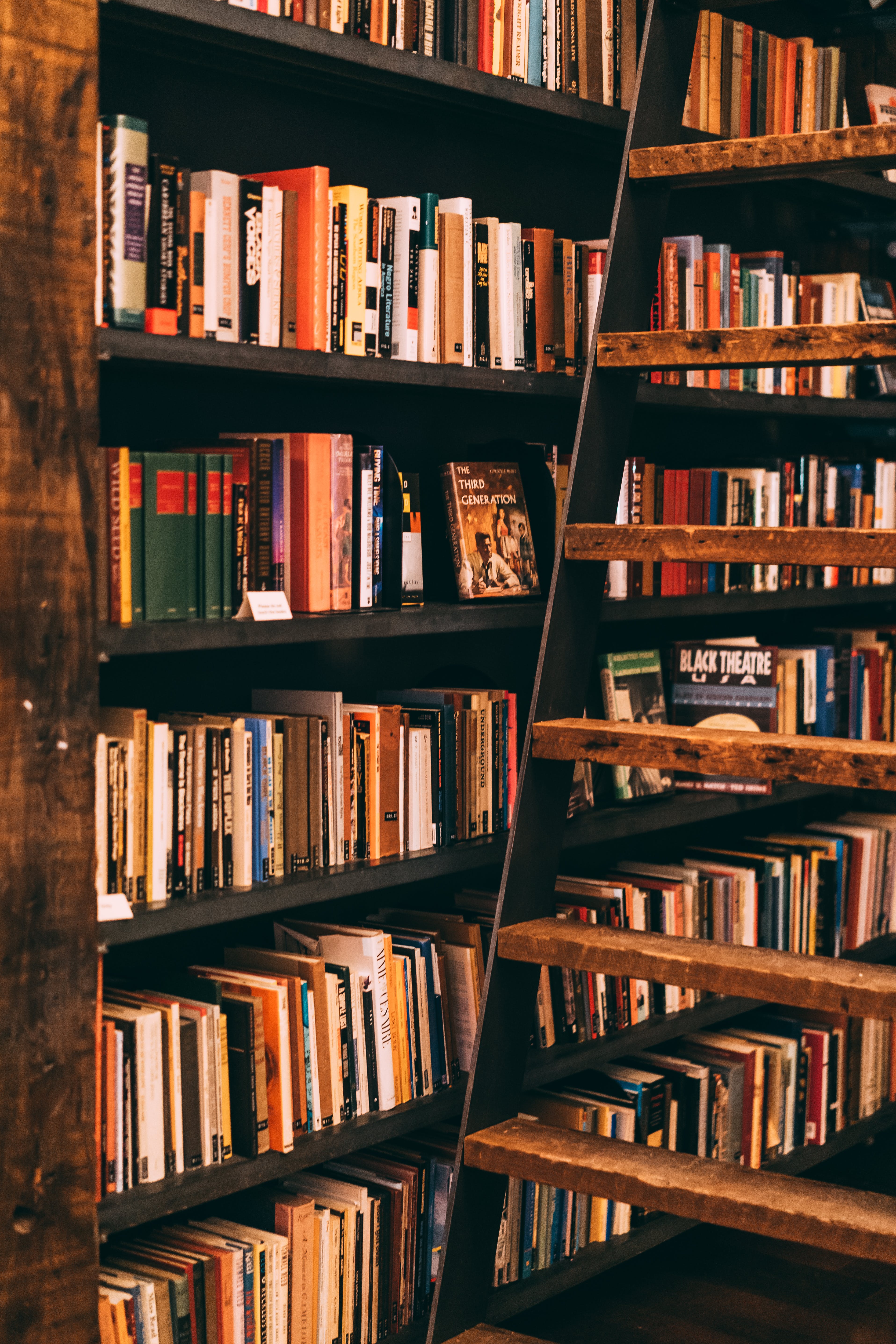 Biblioteca amb llibres a les lleixes. Font: Pexels - Ricky Esquivel