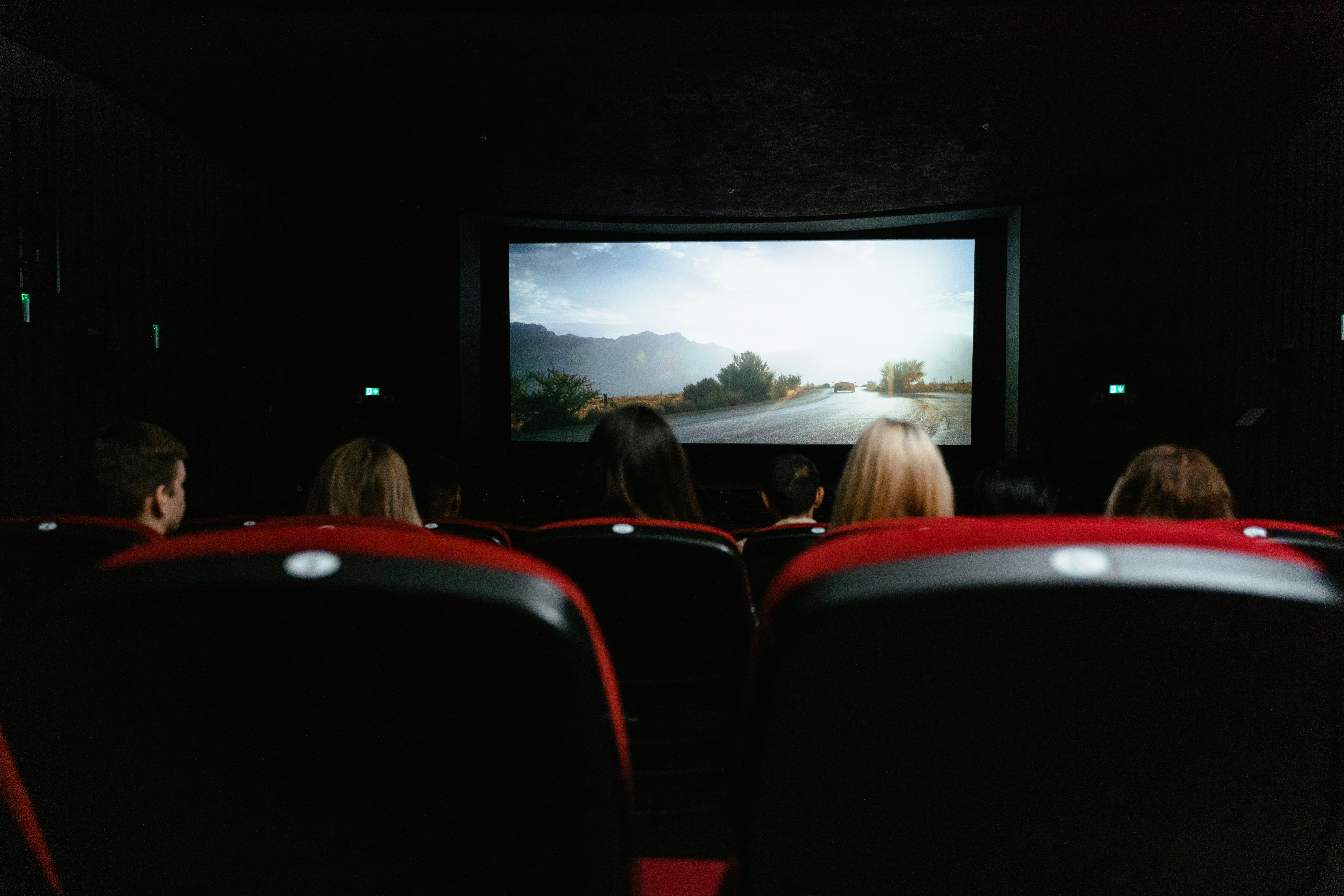 Persones mirant una peli en una sala de cinema. Font: Pexels - Tima Miroshnichenko