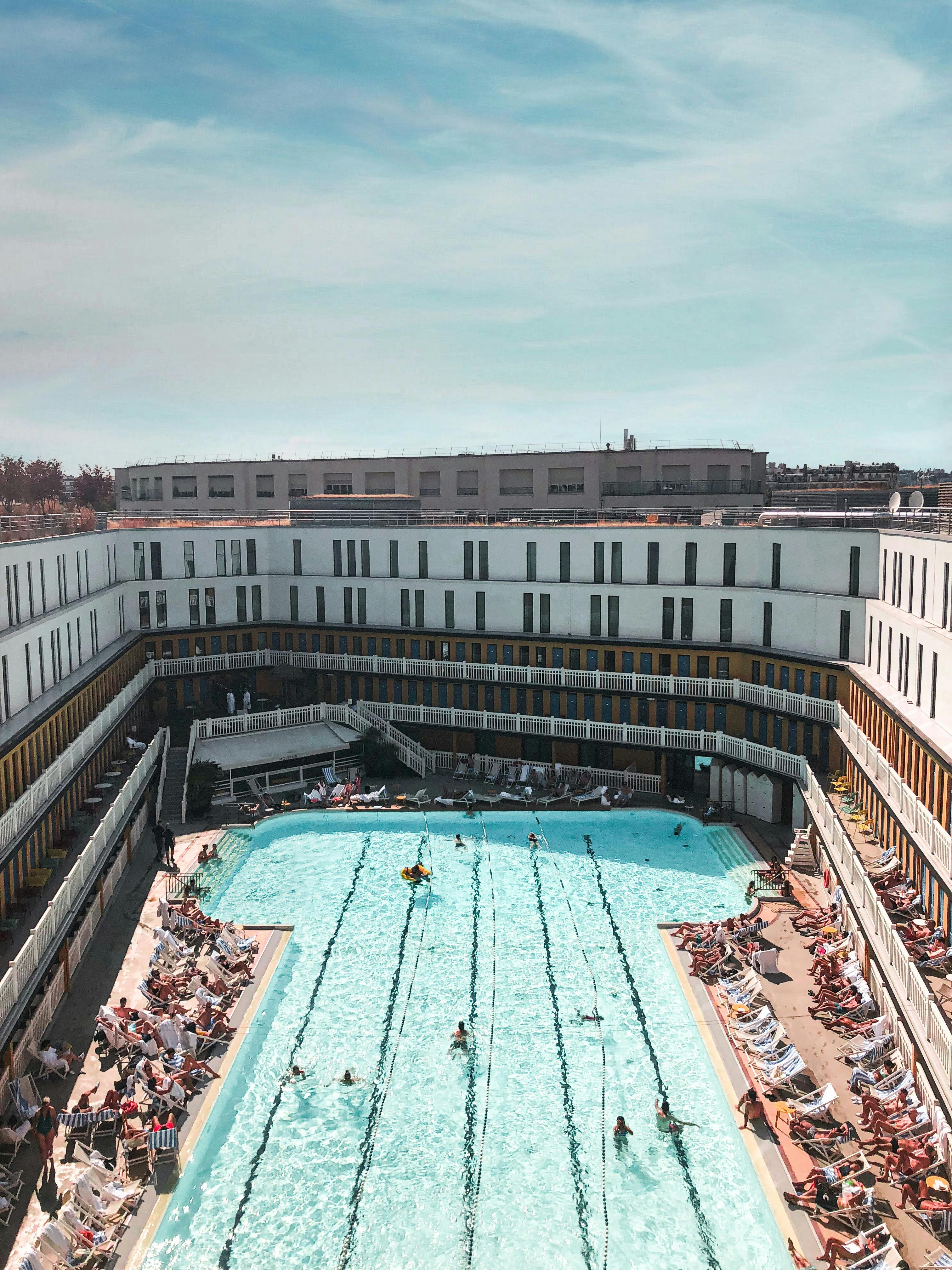 Hotel i piscina. Font: Pexels - Vincent Rivaud
