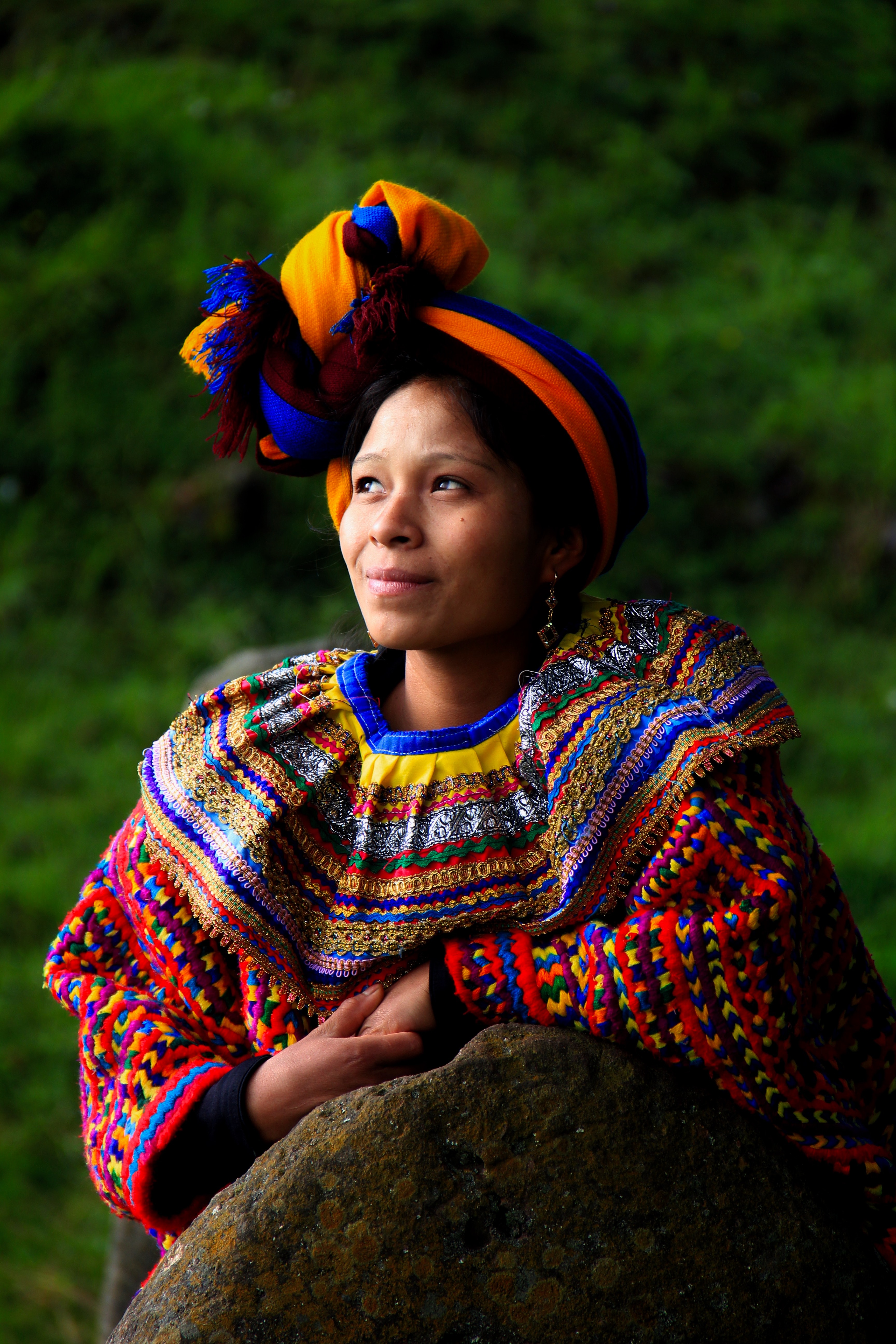 Noia amb vestit tradicional. Font: Pexels - Zaqueo Gomez Gomez