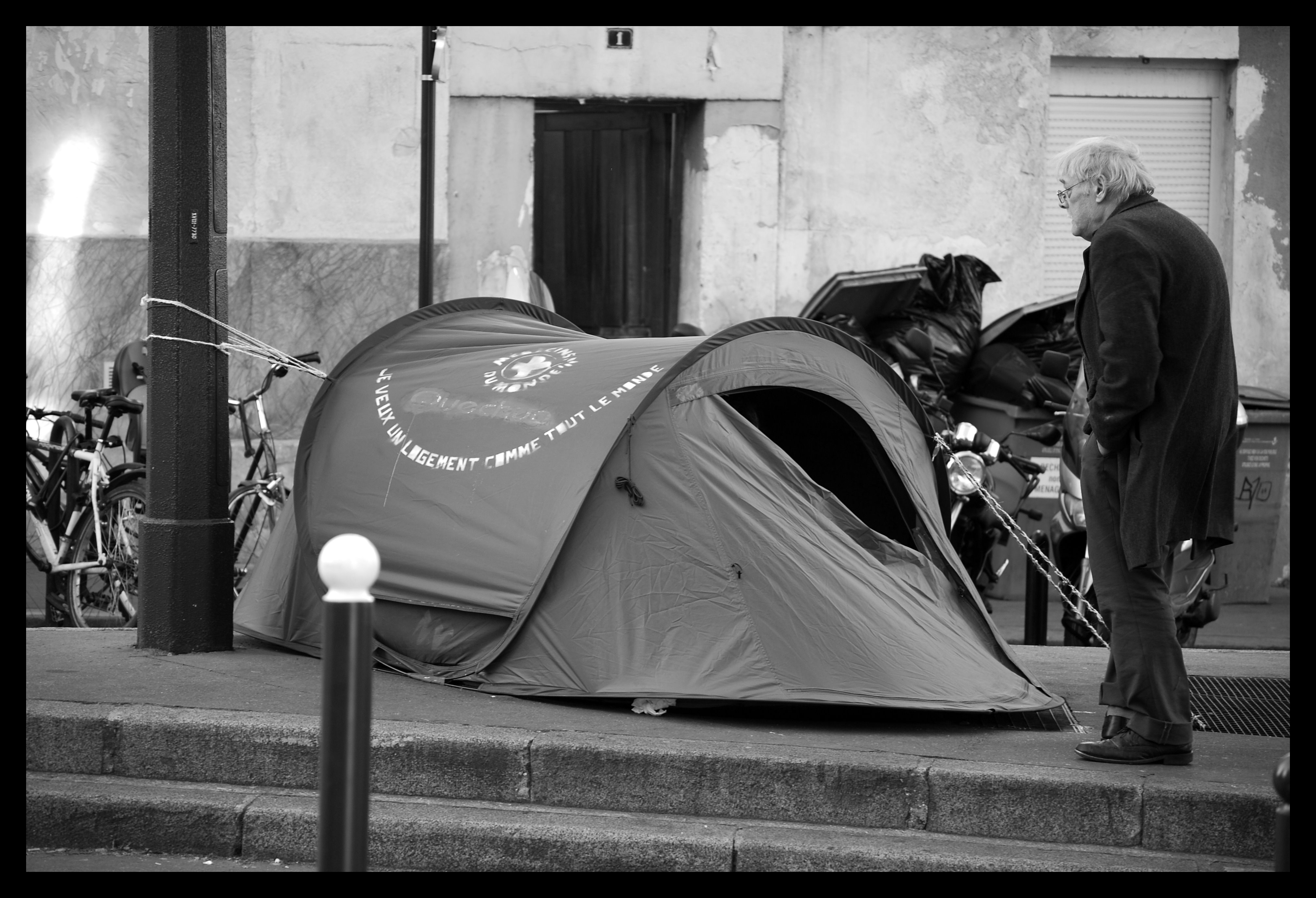 Tenda de campanya al mig del carrer_I .. C .. U_Flickr