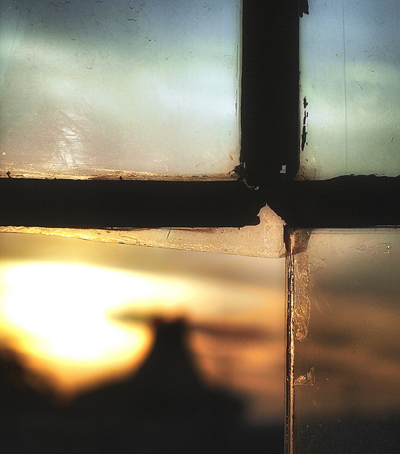 Finestra que deixa entreveure el sol_Jordi@photos_Flickr