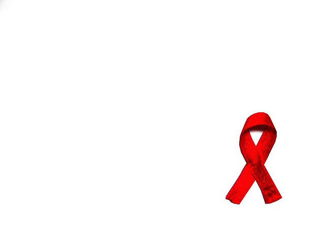 Llaç vermell. Dia Mundial del VIH_angelrravelor_Flickr