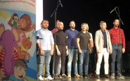 Els membres de Barcelona Gay Men's Chorus van amenitzar l'acte de presentació de la campanya de recollida de joguines.  Font: Creu Roja