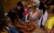 Nens i nenes participant en un taller d'artesania. Autor: Juan Carlos, font: Flickr Font: 