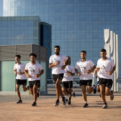Shahid Ashraf, corrent amb un grup de joves que formen part del club En Forma, Inspira.