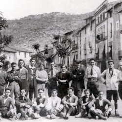 Imatge de grup del Foment Excursionista de Barcelona a Torà el 1923, un any després de la seva fundació.