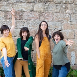 D'esquerra a dreta: l'Anna Bonet, l'Alba Casqueiro, la Coral Linares i la Nadia Urrich, les cinc impulsores de l'associació El Rebombori.