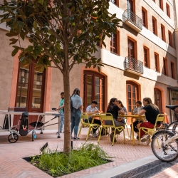 El Hub Social, situat al carrer Girona, 34, de Barcelona, és un edifici amb un ambient de treball obert, acollidor i col·laboratiu.
