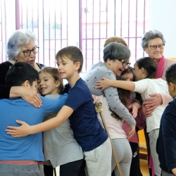 Les sessions d'Art Salut de Plàudite Teatre esdevenen un espai de trobada entre gent gran i infants i joves.