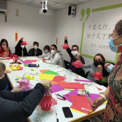 L'Associació Centre Cultural Xinès de Manresa fa cursos de llengua i cultura xineses.