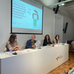 La secretària d'Afers Socials i Famílies, Anna Figueras; el director de Dincat, Carles Campuzano; la directora de Granés Fundació, Laura Masferrer, i l'autora de l'Informe, Ariadna Fitó, en la presentació.