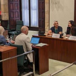El president d’ECOM, Albert Carbonell, i la responsable de l’àrea de Defensa de Drets, Inma Gómez, van comparèixer al Parlament per presentar ‘Radar ECOM 2022’.