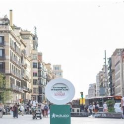 L'ONG Educo ha instal·lat un plat buit a la plaça Universitat de Barcelona per demanar més recursos per a les beques menjador.