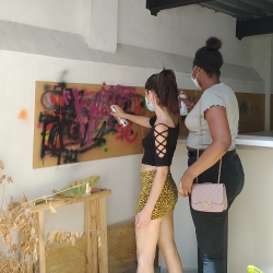 Dues usuàries del Projecte Claudel en el taller de grafiti que es va celebrar després de la visita a l'exposició 'Banksy. The art of protest', aquest estiu de 2021.