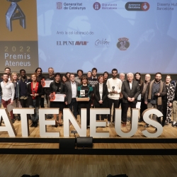 Foto de família amb les guardonades durant la 33a edició dels Premis Ateneus.