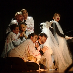 Imatge de 'Perfectes', un espectacle de dansa i teatre de la companyia I perquè no? de Llançà.