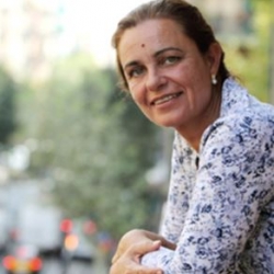 Lourdes Arqués Huguet, presidenta d’AIS Ajuda, va fundar l'associació després de quinze anys de realitzar accions de voluntariat en diferents entitats.