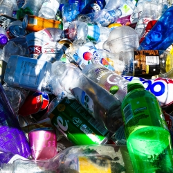 Entitats ecologistes reclamen que es desplegui la llei de residus i el sistema de dipòsit i retorn d’envasos